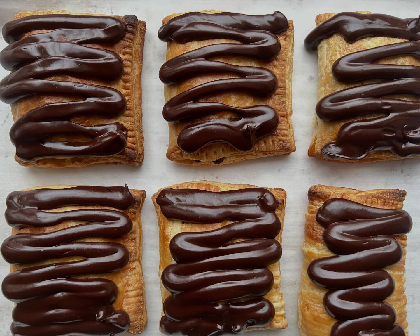 I have lots of freshly baked yummy treats for you today @grandviewheightsfarmersmarket! 10am-1pm, 1600 W 1st Ave. Pictured are the chocolate hand pies filled with chocolate crème patisserie and topped with a generous coating of ganache (featuring @snowvillecreamery & @theochocolate). And the delightfully refreshing buttermilk pie studded with organic blueberries & red raspberries. See you soon 🤗