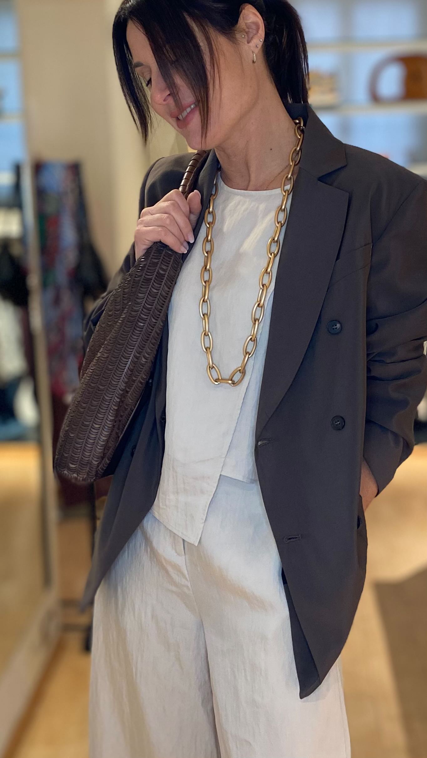 Bellissima la tuta di Alessia Santi. Pantalone e top insieme in questo outfit che diventa elegante e sofisticato ✨
Cosa ne pensate?
📲+39 339 5840686
- Tuta @alessiasantiofficial €249
- Giacca @phisiquedurole_official €480
- Borsa @reptile_s_house €535
#abbigliamentodonna #tutadonna #alessiasanti #phisiquedurole #altamoda