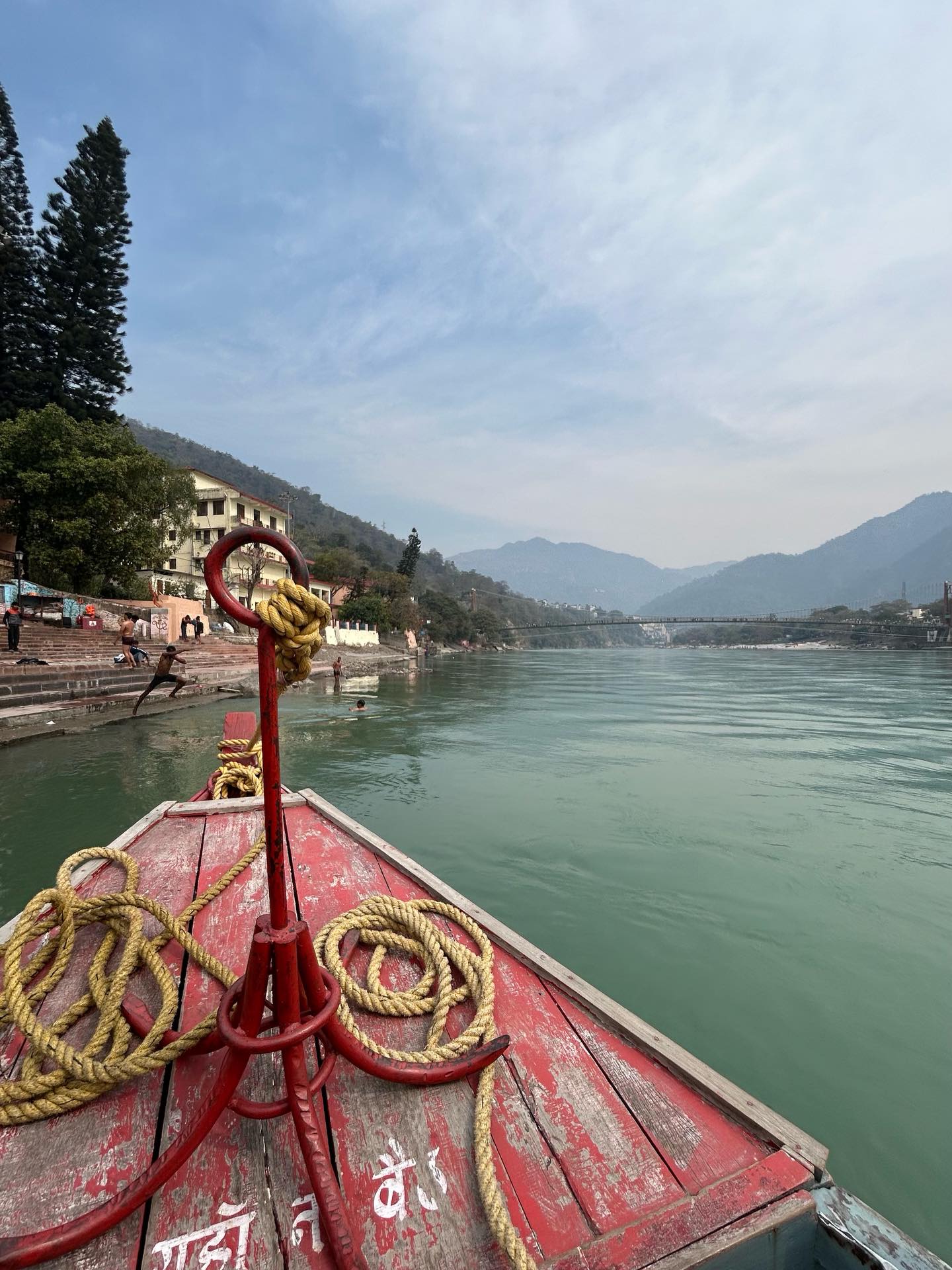 VOYAGER pour se retrouver ! 🇮🇳
Il y a des voyages qui changent une perspective, et des voyages qui changent une vie. Notre immersion en Inde était de ceux-là. Plus qu’une simple découverte, ce fut une véritable quête intérieure pour chaque participant, une occasion de se reconnecter à l’essentiel.
Là-bas, l’apaisement se trouve dans le chaos coloré des villes, dans le calme d’une nature luxuriante où les animaux vivent en harmonie avec les hommes. Cette explosion de couleurs, de sourires et de vie a ravivé une joie simple et profonde en chacun de nous.
Mais le véritable trésor de ce voyage fut une pratique quotidienne, un fi
rouge qui a tout uni : le chant. Chaque jour, nos voix se sont élevées à l’unisson, créant une vibration qui
apaise le mental et ouvre le cœur. Grâce au chant, nous avons vécu des expériences uniques, des moments de grâce extraordinaires qui ne peuvent se raconter, mais qui se ressentent.
#
Ces instants magiques, nous souhaitons les partager et les revivre avec vous. ❤️
Rendez-vous pour une soirée spéciale où nous vous ferons (re)partir en Inde à travers nos photos, vidéos et les témoignages touchants des participants. Une invitation à ressentir, le temps d’une soirée, la paix et la joie que ce pays a offertes.
🗓️ Quand ? Le 18 avril à 18h.
✨ Quoi ? Une soirée de partage pour revivre la magie de l’Inde.
➡️ Pour nous rejoindre ? L’inscription sur notre site : www.soundyoga.fr
Venez partager ce moment de grâce avec nous !
@soundyoga.fr