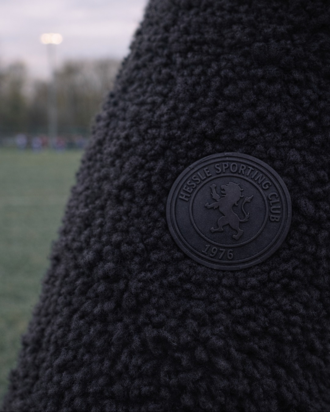 With the Ona Collection, clubs and supporters have the freedom to represent their badge in a way that fits everyday life.
Ona pieces can be worn with a clean, unbranded look, or customised with your club badge for a subtle connection to your team.
Badges are placed in considered areas — such as the sleeve — keeping the design stylish, minimal and easy to wear beyond matchday.
Clubs can choose a sleek blackout badge for a refined finish or use official club colours to proudly represent their identity.
A collection designed to fit naturally into everyday life. ⚽
#VersaSportswear #OnaCollection #Football