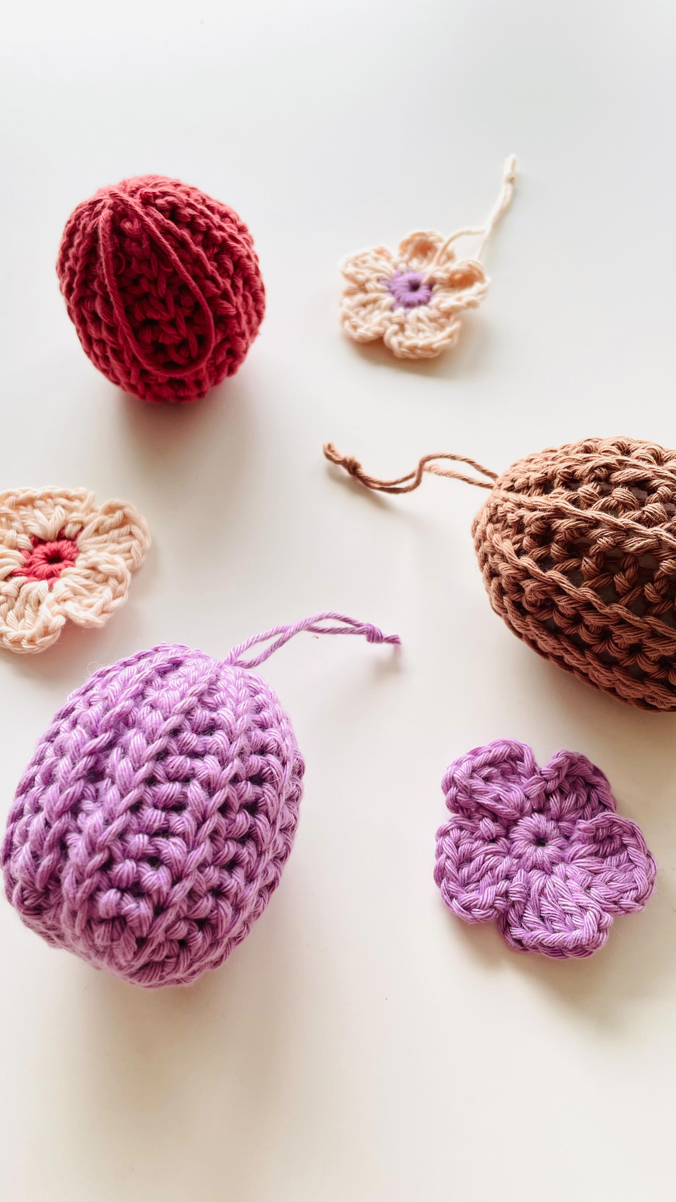 Hab mich an ein paar Mustern für gehäkelte Ostereier ausprobiert und bin sehr happy mit dem Ergebnis, sodass ich direkt an der Anleitung für euch arbeite. 🧶🐣🌸. Die Anleitung findet ihr dann auf den Blog und hier bei Instagram 🤩…. Werde euch informieren, wenn’s online ist🤓.
Habt ihr schon mal Ostereier gehäkelt?
#osterdeko #ostereier #häkeln #häkelliebe #häkelanleitung #osterdekohäkeln #diyosterdeko #maschenherz #moderncrochet #pattern