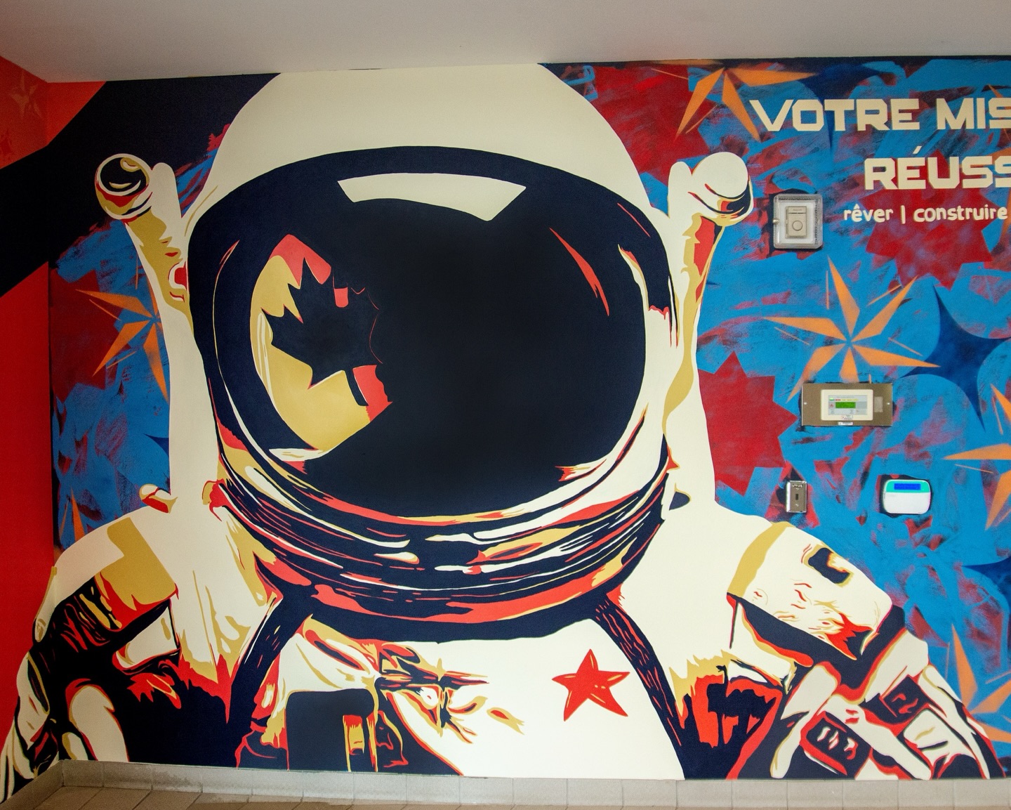 Nouvelle murale pour l’entrée de l’école Marc Garneau à Trenton. Cette murale, inclut plusieurs clin d’œil, de l’école, les environs et l’homme Marc Garneau. Le rouge de l’équipe sportive de l’école (les Astros), l’astronaute, la feuille d’érable, représentation du service parlementaire de monsieur Garneau, ainsi que la base militaire, où se situe cette école, et l’écusson de l’étoile, logo de cette même école. Il y a eu de la participation des élèves dans cette murale avec les bandes de couleur où ils ont eu l’opportunité d’y rajouter leur touche avec une étoile en pochoir de leur création.
Merci de l’accueil, ce fut un beau projet des premières discussions à cette murale terminée. Merci à tous l’équipe de l’école et les étudiants qui ont pris le temps de venir me jaser un peu.
À bientôt
@ccfkingston @passepartfccf @espmarcgarneau