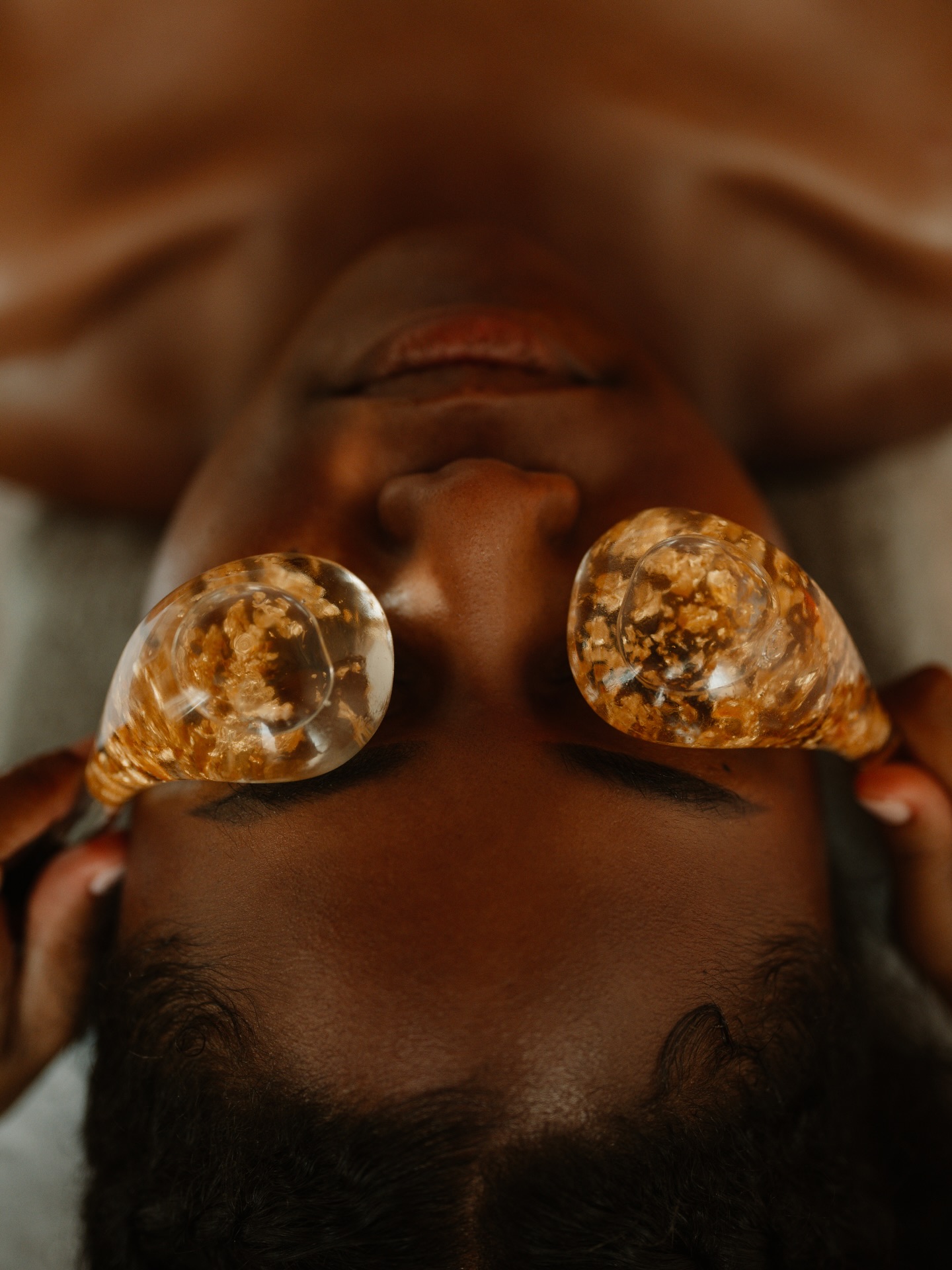 Cryo•thérapie 🧊✨… Rougeurs, irritations, fatigue, ou migraine qui pointe le bout de son nez ? J’ai exactement ce qu’il vous faut 🥶
Voici l’une des étapes du soin Kobido Expert : la cryothérapie avec les globes glacés.
En plus de faire un bien fou, c’est un véritable reset pour la peau.
Comment ça marche ?
Le froid provoque un effet vasoconstricteur (les vaisseaux sanguins se resserrent sous l’action de la fraîcheur).
Les super-pouvoirs des globes glacés 🩵 :
・Apaisent les tensions : appliqués sur les tempes et les yeux, ils aident à soulager les maux de tête et la fatigue oculaire
・Décongestionnent le regard et lissent les traits fatigués
・Calment les rougeurs et les inflammations
・Tonifient la peau et redonnent de l’éclat au visage
PS : Vous pouvez tout à fait reproduire cette technique à la maison, à la fin de votre routine du matin, avec des cuillères bien froides pour réduire les poches et réveiller le visage 🥄❄️
•
📸 @aktyna.mq
__________
#cryothérapie #eyesglobes #bienêtremartinique #kobido #facialiste