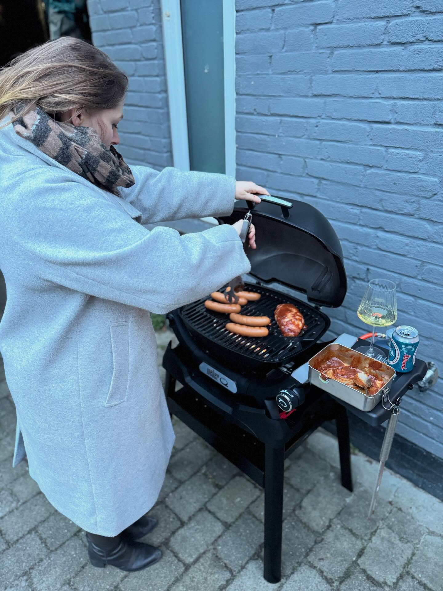 Reklame: I noget tid har jeg anmeldt produkter via Influenster. Jeg har anmeldt alt fra høretelefoner til legosæt, men jeg tror aldrig jeg havde drømt om at få mulighed for at anmelde en gas-grill fra Weber!
Førstehåndsindtrykket er super, på trods af en lidt mangelfuld samle-anvisning med forvirrende tegninger. Men bæstet blev sat sammen og vi kunne holde årets første grill-aften! Grillen er let at betjene, og varmer hurtigt op. Der er lige lidt udfordringer med at få den HELT varm så min mand kan stege bøffer, men det er måske også fordi vi lige skal lære grillen at kende. Glæder mig til mange grill-aftener i år! Så kan forår og sommer bare komme an! 4/5 stjerner!
@influenster #complimentary @weber.danmark #weber