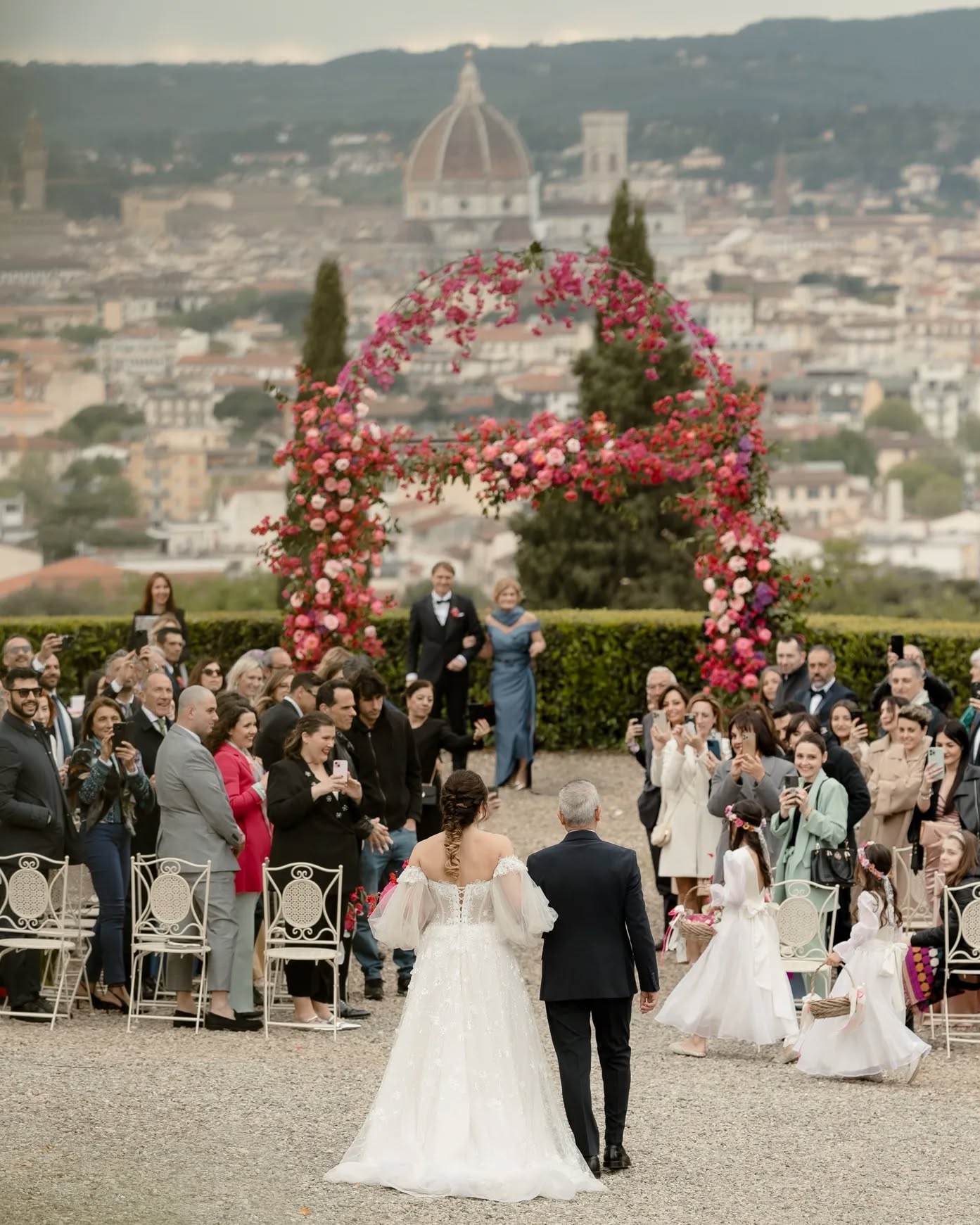 Explosion of emotion and colour.🎨
Questo inizio spettacolare per la wedding season 2024 è proprio quello che ci piace! La bougainvillea, con la sua esplosione di colori, incornicia uno scenario mozzafiato con il Duomo di Firenze e le sue colline circostanti, regalandoci il profumo della primavera che si risveglia per questa cerimonia ad aprile.
.
.
.
WP: @marilenazambelli_wedding
FOTOGRAFO : @michaelcosenzafilmphotography
LOCATION : @villailgarofalo
CATERING: @guidoguidiofficial
FIORISTA: @robertoweddingflorist
SERVICE AUDIO LUCI: @namida_elegantevents
MUSICISTI: @gabrielesavarese Folk trio
CELEBRANTE: @alessia_tedone
STATIONERY: @lauramazzettitheweddingletters
BABY SITTER: @thesweetiesitter
DJ: @stefano.nannicini.dj
Dress Bride : @lesposedimori @angelamori
Groom suite : @mori_sposo
Groom : @francesco_porciatti
Bride : @vale8vivi
