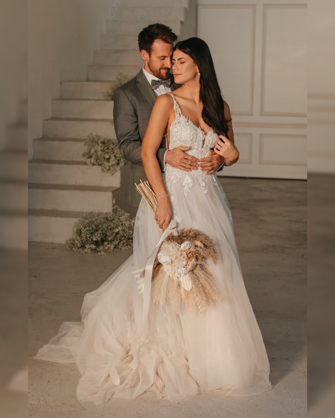 🤍LOVE🤍
Workshop by @juliavangerwen_weddings
Brautkleid: @brautgefluester.brautmode
Schmuck: @love.and.bride
Brautstrauß: @charakterstueckebyanja
Paar: @lena_und_andre
#studiofotografie #wedding #couple