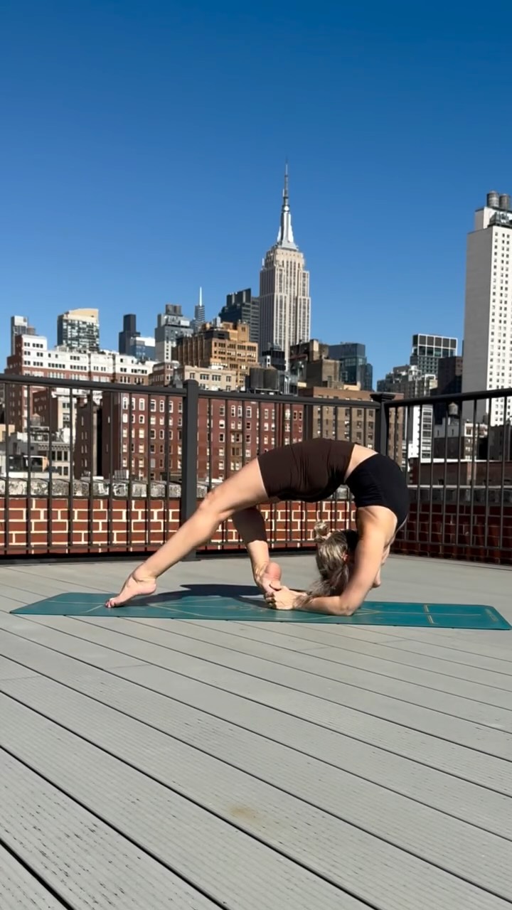 This Friday, our Art of Flex-ability Zoom class will focus on forearm wheel shapes and variations! 🌟
If you can’t join live, no worries — a recording will be sent to everyone who signs up.
Options will be provided for different levels, so everyone can participate. The only prerequisite is being able to push up into wheel pose from the ground.
To sign up, simply use the link in my bio or stories.
Have questions? Just send me a DM 💜
#flexibilityclasses #flexibilityonzoom #wheelvariations #forearmwheelpose #flexibilitytraining