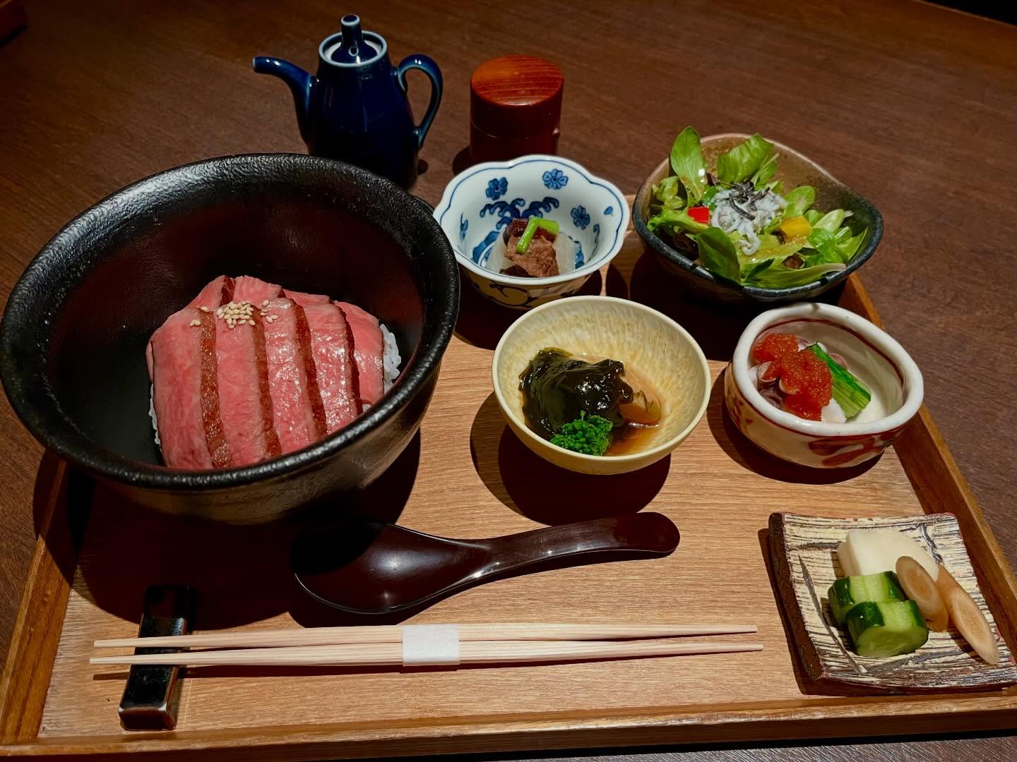 皆様、寒暖差の激しい毎日ですが、いかがお過ごしでしょうか
今回ご紹介したいのは
極上黒毛和牛のひつまぶし御膳です!
A5ランクの極上のお肉を是非ご堪能ください!
そのままのお肉を味を堪能していただいた後で、お出汁をかけてまた2度美味しい💕
ご予約お待ちしております!
〈ランチ〉
1日限定10食!「極上黒毛和牛ひつまぶし御膳」 3,800円
※詳細は食べログをご覧ください。
◆ ご予約はお早めに ◆
接待や会食、記念日など大切な時間を過ごす場所だからこそ、早めのご予約がおすすめです。
個室の種類もご相談いただけますので、ご希望がございましたらお気軽にお問い合わせください。
◆ アクセス・営業時間などの基本情報 ◆
店名:御曹司 松六家(おんぞうし まつろくや)
住所:東京都港区六本木4-10-2荒川ビル1F
アクセス:六本木駅 徒歩1分(一本路地を入った静かな立地)
営業時間:
【ディナー】17:00~22:30
定休日:日曜
六本木で上質な和の時間を、御曹司 松六家で。
皆さまのご来店を心よりお待ちしております。
◆ Basic information such as access and business hours ◆
Name: Onzoushi Matsurokuya
Address: Arakawa Bldg. 1F, 4-10-2 Roppongi, Minato-ku, Tokyo
Access: 1 minute walk from Roppongi Station (quiet location down an alley)
Business hours:
【Dinner】 17:00-22:00
Closed: Sunday
For a quality Japanese experience in Roppongi, come to Goseiji Matsurokuya.
We look forward to serving you all.
롯폰기에서 고급스러운 일본식 시간을 저희 가게에서.
여러분의 방문을 진심으로 기다리고 있습니다.