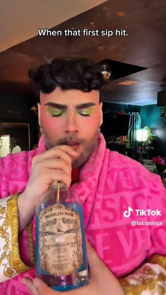 @loconinja has entered the blue...
Grab your bottle today. Link in bio.
#smugglersrhum #entertheblue #firstsip #oochiewally #blueera