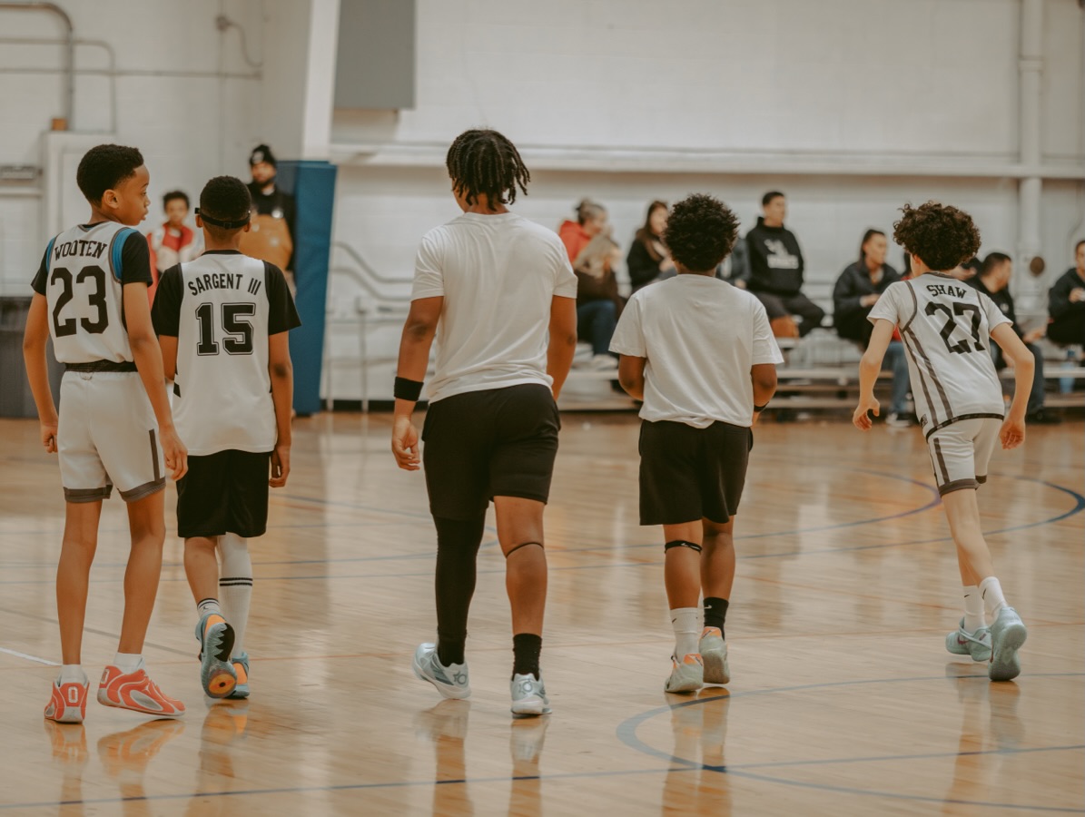 “Be on your guard; stand firm in the faith; be courageous; be strong.” 💫💪🏀
📸: @lbkvmedia
#BrodieBasketball #Brotherhood #Faith #SportsPhotography #Basketball