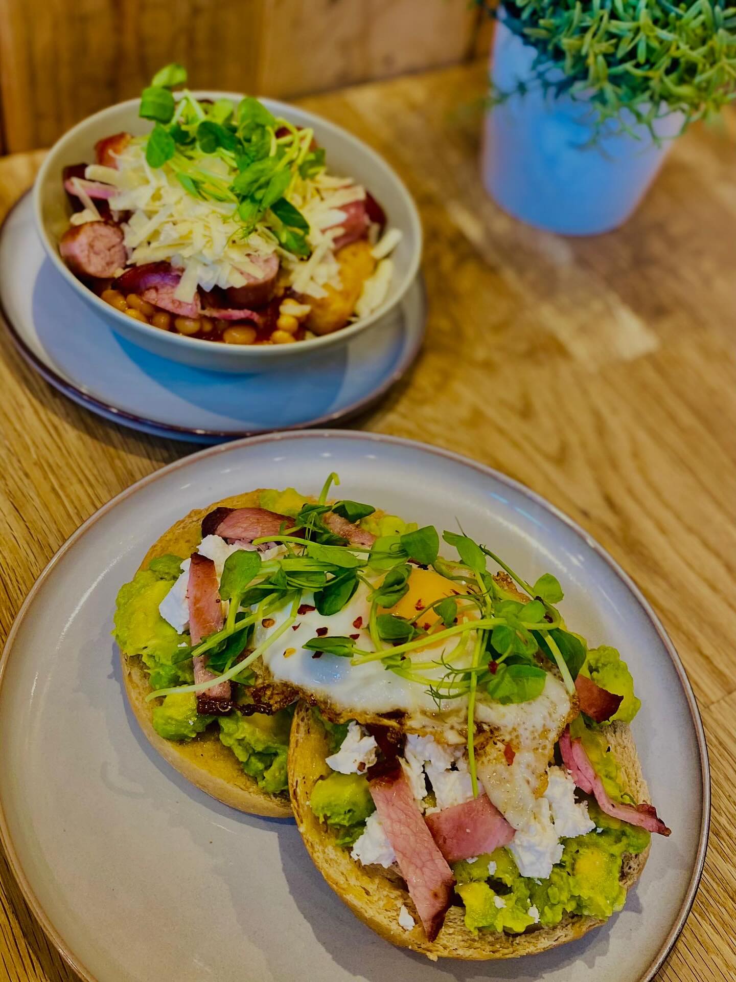 We’re loving the homemade bagel combos at the moment!
For today we have:
•Homemade bagel topped with avocado, feta, bacon & egg 🥯
Another special make its comeback is the potato croquette bowl with sausage, bacon, beans & cheese- comfort in a bowl 🤤