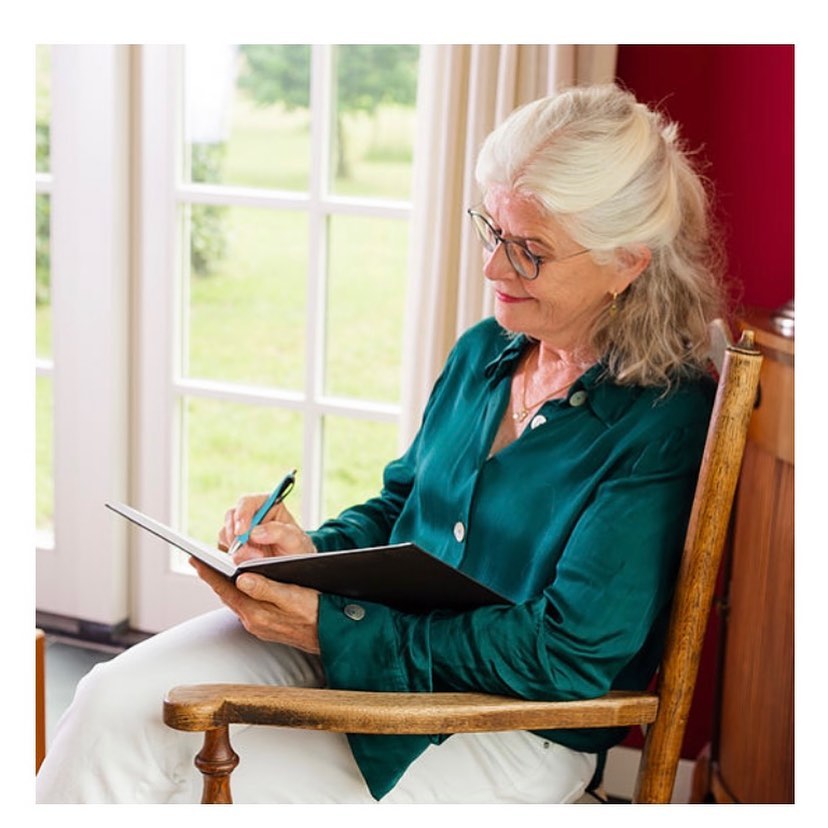 Jouw levensverhaal op papier. Iets tastbaars nalaten over kleine of grote gebeurtenissen in je leven. Persoonlijk verhalen uit je jeugd of een andere markante periode uit je leven aan het papier toevertrouwen. Wil jij jouw verhaal ook op papier en hulp nodig? Kijk op mijn website www.babsbouwman.nl