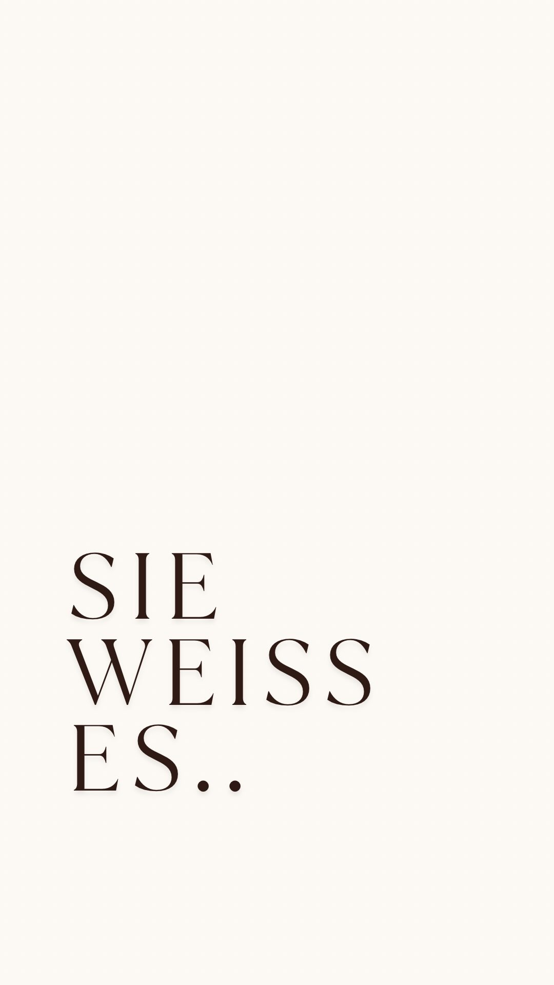 Du kommst nach Hause, er schaut aufs Handy, begrüsst und beachtet dich kaum. Und du fragst dich, ob du noch die Frau bist, die er begehrt. Ob du noch interessant genug bist, attraktiv und s3xy genug. Du gibst, du funktionierst, du versuchst es richtig zu machen. Und trotzdem fühlt sich da drinnen etwas leer an. 🥀
Weisst du, was sich bei dieser Frau verändert hat?
Sie hat aufgehört, für ihn zu leben, und angefangen, für sich zu leben. Sie hat ihren Juice wiedergefunden ... 💦🍓
Diese elektrisierte, sinnliche Energie, die sie irgendwo zwischen Alltag, Funktionieren und Anpassen verloren hatte. Und die sie wider gefunden hat, die sie lustvoll lassen lässt, mit Freude in den Tag starten lässt, sie s3xy lassen fühlt in Unterwäsche.
Sie fragt sich nicht, ob er sie noch begehrt, auch nach 10 Jahren Beziehung, sondern ist so so selbstsicher in sich und vom Leben erfüllt, dass sie sich darüber gar keine Gedanken macht. Und das spürt auch er. Er ist inspiriert durch sie, erquickt und kann sich nicht satt sehen an ihr. Plant wieder Dates. Schreibt ihr mitten am Tag eine Nachricht, einfach so. Zieht sie nachts näher zu sich. Und sie muss nicht mehr fragen, ob sie noch seine Frau ist: Sie fühlt es. In jedem Blick und jeder Berührung.
Sie hat aufgehört hat, seine Bestätigung zu brauchen. Und genau das, ihre Energie, ihre Präsenz, dieses In-sich-Ruhen – das ist das Anziehendste, was eine Frau ausstrahlen kann. 🍒
Folge mir @fabiennebreu_ für mehr Inhalte rund um eine genährte Beziehung und ein Leben, dass sich juicy anfühlt. 🌶️
Lots of Love, Fabienne
BEZIEHUNG
PARTNERSCHAFT
POLARITÄT
WEIBLICHKEIT
SCHWEIZ