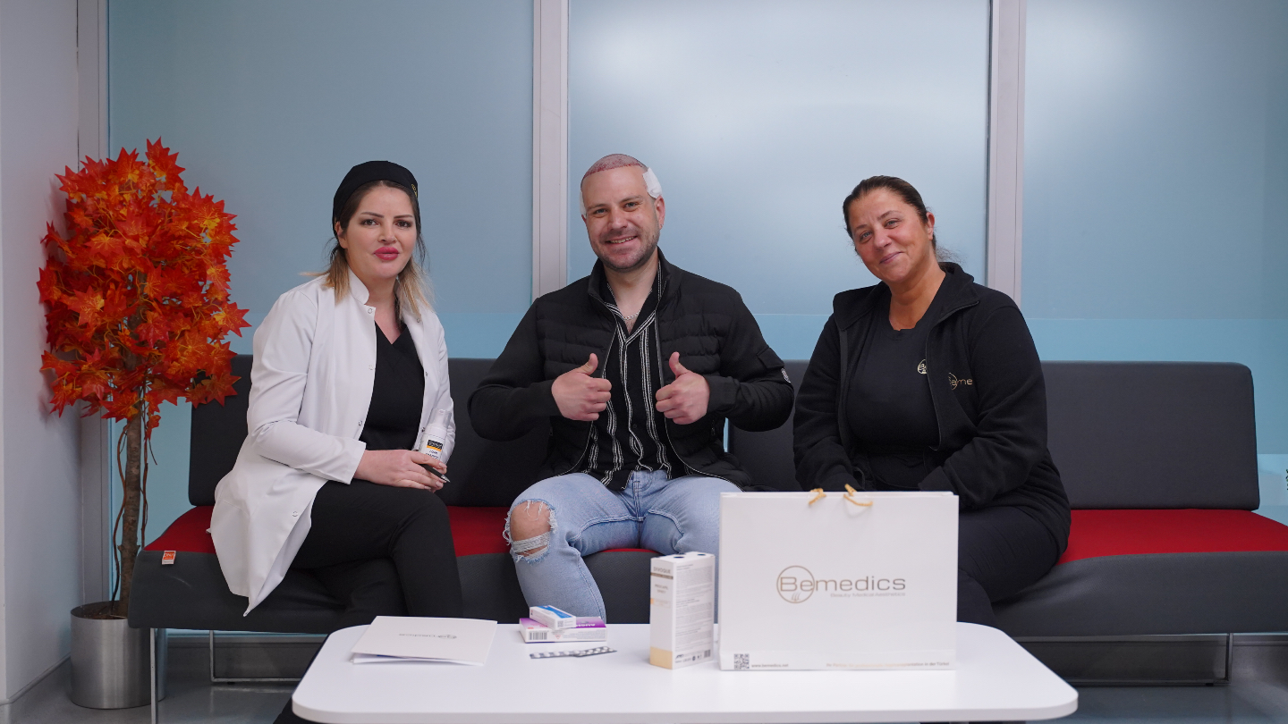 Wie wird die Graft-Anzahl bestimmt?
Die Graft-Zahl ist kein Wunschwert, sondern das Ergebnis aus medizinischer Ausgangslage + sicherer Planung. Entscheidend ist: Was ist sinnvoll erreichbar – ohne den Donor zu überlasten.
Worauf wir schauen:
✅ Ausgangslage: Welche Zonen (Haarlinie, Geheimratsecken, Tonsur) sollen verbessert werden?
✅ Spenderdichte/Donor: Wie viele Grafts können bei FUE sicher entnommen werden?
✅ Planung & Design: Eine natürliche Haarlinie + richtige Wuchsrichtung brauchen gezielte Grafts (nicht „alles gleich“).
✅ Dichteverteilung: Vorne, Übergangszone und dahinter werden unterschiedlich geplant.
✅ Heilungsverlauf & Nachsorge: Die beste Planung braucht eine saubere Heilung – Kontrollen helfen, den Verlauf richtig zu begleiten.
#Haartransplantation #FUE #Grafts #Haarlinie #Spenderbereich #Haartransplantationtürkei #HaartransplantationDüsseldorf #Willich #Istanbul #bemedics