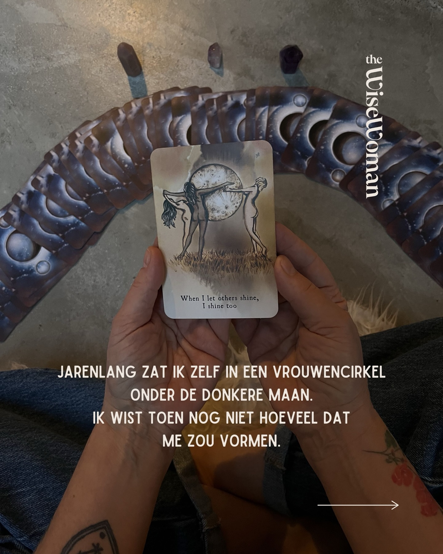 Vijf jaar lang zat ik zelf in de vrouwencirkel van @monique.vanderwerff
Elke donkere maan kwamen we samen. Maand na maand. Jaar na jaar. In een vaste jaargroep met een altijd inspirerend programma.
Die jaren hebben me ontzettend veel gebracht.
Ik heb ervaren hoe krachtig het is wanneer vrouwen elkaar werkelijk ontmoeten. Wanneer er ruimte is voor rauwheid, stilte, lachen, delen en luisteren. Wanneer er niets opgelost hoeft te worden en iedereen er gewoon mag zijn met wat er in haar leeft.
Deze verankerde ervaring draag ik met me mee in hoe ik zelf een cirkel begeleid.
Ook in 𝙏𝙝𝙚 𝙂𝙖𝙩𝙚 𝙤𝙛 𝙩𝙝𝙚 𝙒𝙞𝙨𝙚 𝙒𝙤𝙢𝙖𝙣 werken we vanuit een gedragen veld. Met heldere afspraken, zorg voor elkaar en respect voor ieders proces. Een plek waar verhalen veilig zijn en waar vrouwen elkaar kunnen ontmoeten in eerlijkheid en herkenning.
Naast de bijeenkomsten ontstaat er ook een rustig online veld rondom de cirkel. In de loop van het traject voeg ik daar oefeningen aan toe die de reis kunnen verdiepen. Denk aan luister- en afstemoefeningen, korte meditaties of een verdiepende opdracht voor jezelf.
Dit onderdeel is altijd een uitnodiging. Geen verplichting. Het is een zachte manier om ook tussen de bijeenkomsten door in verbinding te blijven met jezelf en met het proces dat zich ontvouwt.
Voel je nieuwsgierigheid naar mijn cirkel in deze levensfase, dan ben je van harte welkom om een plek in 𝙏𝙝𝙚 𝙂𝙖𝙩𝙚 𝙤𝙛 𝙩𝙝𝙚 𝙒𝙞𝙨𝙚 𝙒𝙤𝙢𝙖𝙣 te overwegen.
Schrijf CIRKEL in de comments en ik stuur je de flyer!
#vrouwencirkel #menopauze #deovergang #40plusvrouw #vrouwengezondheid