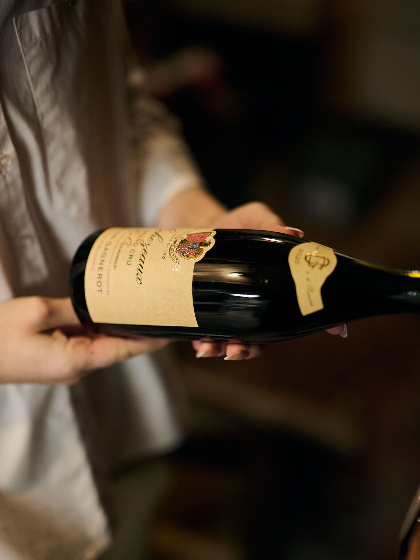 Avec Madison en tant que sommelière, nous avons voulu aller plus loin.
Plus loin dans la cave.
Plus loin dans le temps.
Ces grands vins qui dormaient au fond des casiers, parfois depuis des années, attendaient le bon moment.
La bonne table.
Le bon regard.
Madison les a réveillés avec justesse.
Elle respecte l’ADN de Menssa — ses références iconiques, son exigence — mais elle ose aussi ouvrir d’autres portes.
Des flacons plus rares, plus prestigieux, souvent français, porteurs de son histoire et de sa sensibilité.
Un vin n’est jamais là pour impressionner.
Il est là pour dialoguer.
Et certains dialogues méritaient d’être relancés.
____
NL 🇧🇪
Met Madison als sommelière wilden we verder gaan.
Dieper in de kelder.
Dieper in de tijd.
Grote wijnen die al jaren lagen te rusten, wachtend op het juiste moment.
De juiste tafel.
De juiste blik.
Madison heeft ze met precisie opnieuw tot leven gebracht.
Ze bewaart het DNA van Menssa — de iconische referenties, de strengheid — maar opent ook nieuwe deuren.
Zeldzamere, prestigieuzere flessen, vaak Frans, verbonden met haar afkomst en gevoeligheid.
Een wijn is er niet om indruk te maken.
Hij is er om te dialogeren.
En sommige gesprekken verdienen een herstart.
____
EN 🇬🇧
With Madison as our sommelier, we wanted to go further.
Deeper into the cellar.
Deeper into time.
Great bottles had been resting there for years, waiting for the right moment.
The right table.
The right gaze.
Madison has brought them back to life with precision.
She preserves Menssa’s DNA — its iconic references and high standards — while opening new doors.
Rarer, more prestigious bottles, often French, carrying her own heritage and sensibility.
Wine is never there to impress.
It is there to converse.
And some conversations deserved to begin again.
#Menssa #ChristopheHardiquest #MadisonMartin #WineAtMenssa #CuisineDEssence #BruxellesFood #BelgianGastronomy #FineDining #WineLovers #SommelierLife
Menssa by @christophe.hardiquest
💻 www.menssa.be
✉️ restaurant@menssa.be
☎️ +32 2 346.66.15
📍 Avenue de Tervueren 453, 1150 Bruxelles
📸 @anthonyflorio
@romain_longchamp @nico.beaudey @dessartjulie @madison_mtn