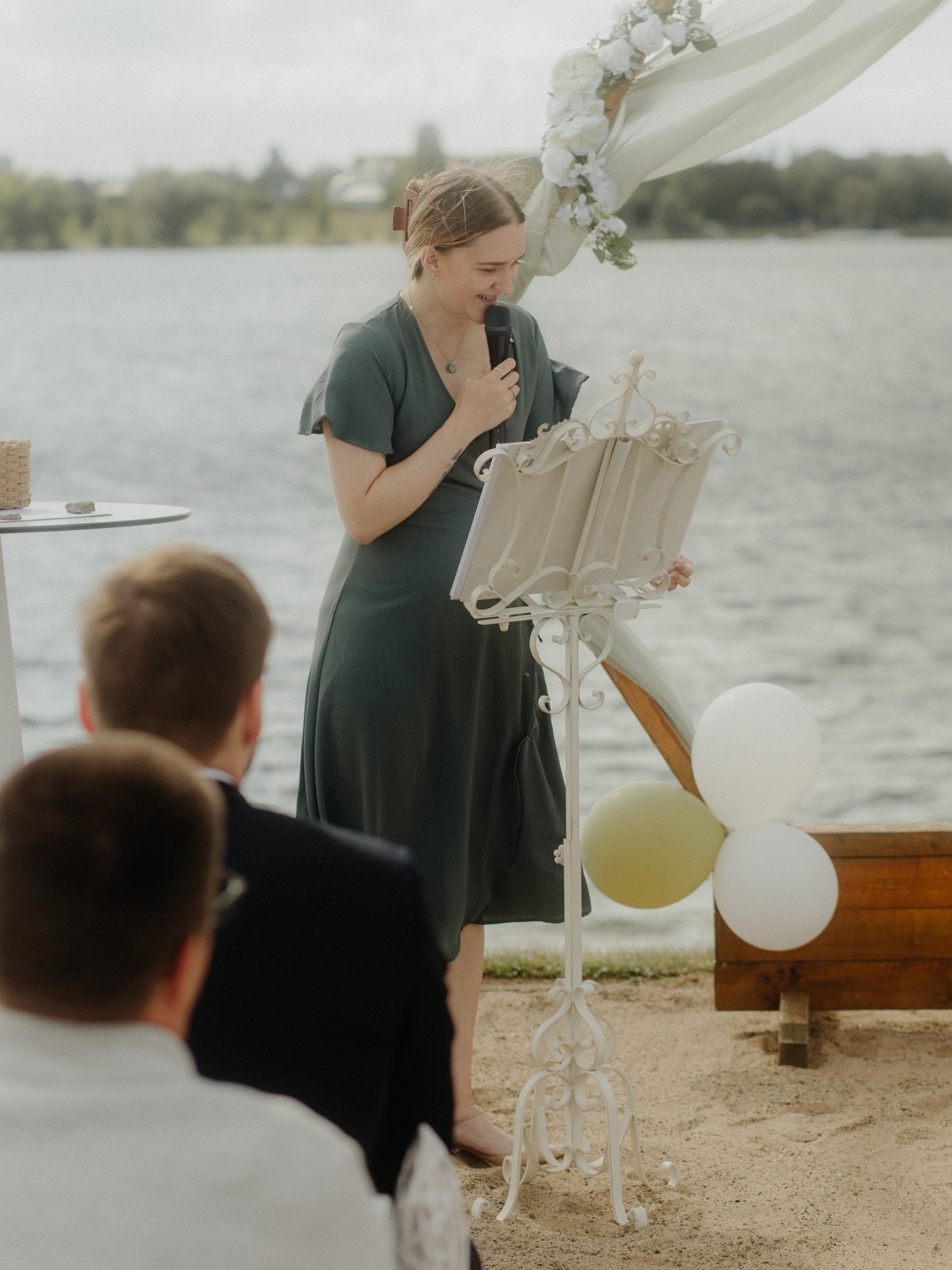 Manchmal bringt der Wind seine ganz eigene Dramaturgie mit. 🌬️
Zettel, die davonfliegen 📄💨
Haare, die machen, was sie wollen 😄
und Momente, in denen man kurz lächelt – und dann einfach weitermacht 🤍
Bei der Trauung von V & F war der Wind ein ständiger Begleiter.
Nicht geplant, nicht leise – aber irgendwie genau richtig ☀️
Denn zwischen all dem hat sich etwas ganz Ruhiges gezeigt:
eine Geschichte, die mich jedes Mal aufs Neue berührt 🥹✨
Diese Art von Liebe, die nicht laut sein muss, um tief zu gehen. 💫
Die Raum lässt für Lachen, für Emotionen – und für kleine Unperfektheiten. 💛
Und genau das sind für mich diese Trauredner-Real-Life-Momente:
Wenn nicht alles nach Plan läuft, aber alles nach Herz 💌
📸 @annarosemoments
#traurednerinberlin #heiraten #freietrauung #hochzeit #bridetobe
Traurednerin Anne Tausch - Freie Trauung Berlin