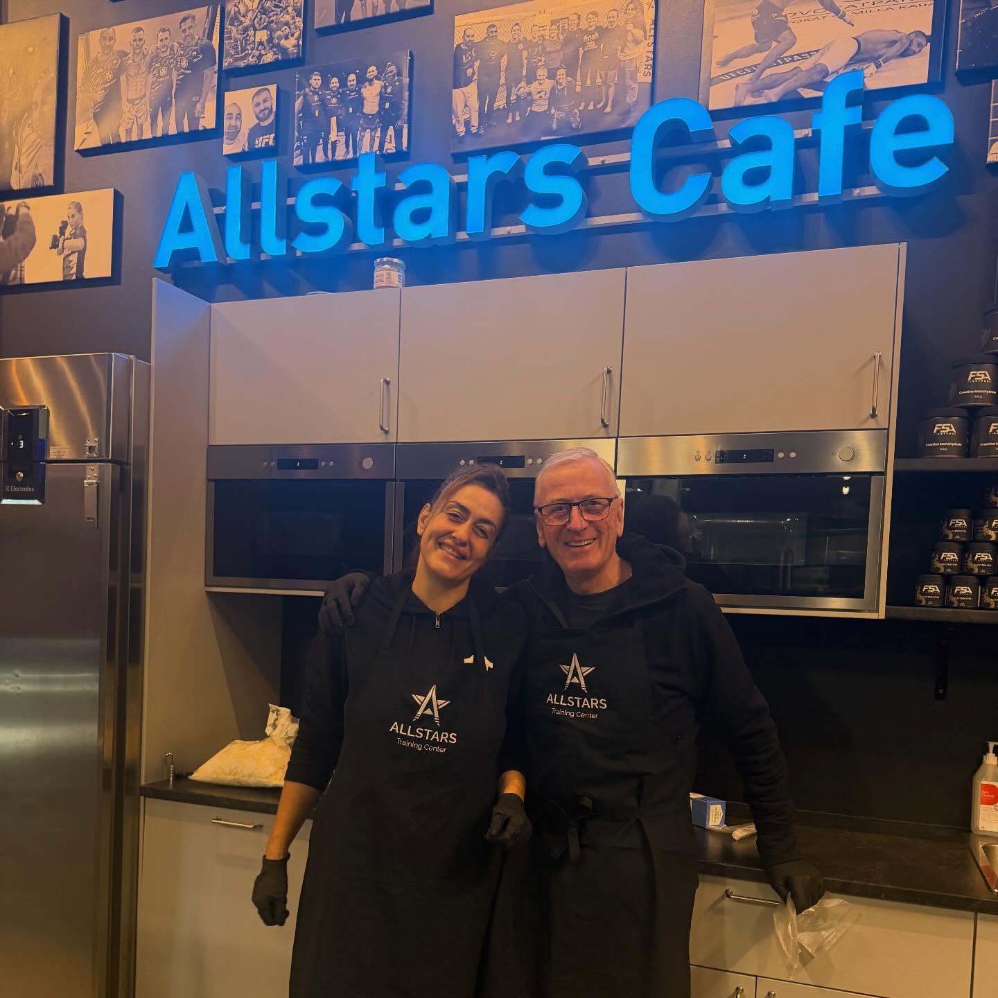 Har du upptäckt Allstars Café än? ☕
Hos oss hittar du enklare rätter, goda snacks, kaffe och fika – perfekt för en paus under dagen.
Öppettider:
Måndag–fredag från kl. 08.30
Lördag–söndag från kl. 09.00
Välkommen in!