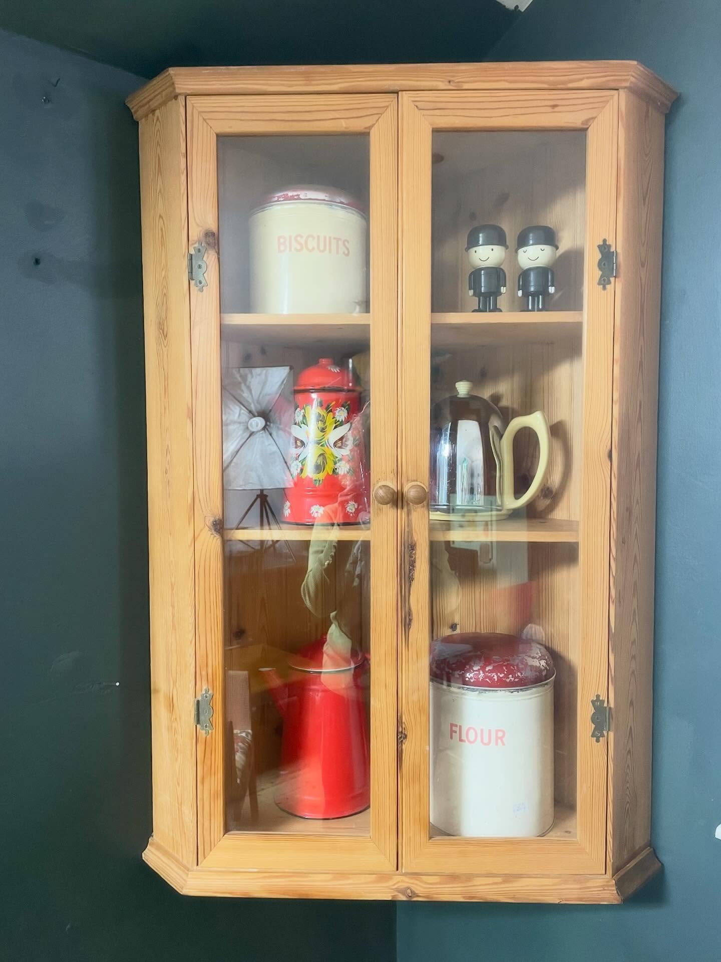 -SOLD-
Have you got an empty corner for this lovely pine wall cabinet? Beautiful cabinet with glazed doors, interior shelving and waxed pine finish. Ornate metal hinges and brackets for hanging, a useful little cupboard that would sit well in a kitchen/ dining room but could also be used in a bathroom for toiletries etc.
It measures W61cm ( widest point ) H90cm £115
Have a great day! 😁
#corner #cornercabinet #glazed #pinecabinet #wallcabinet