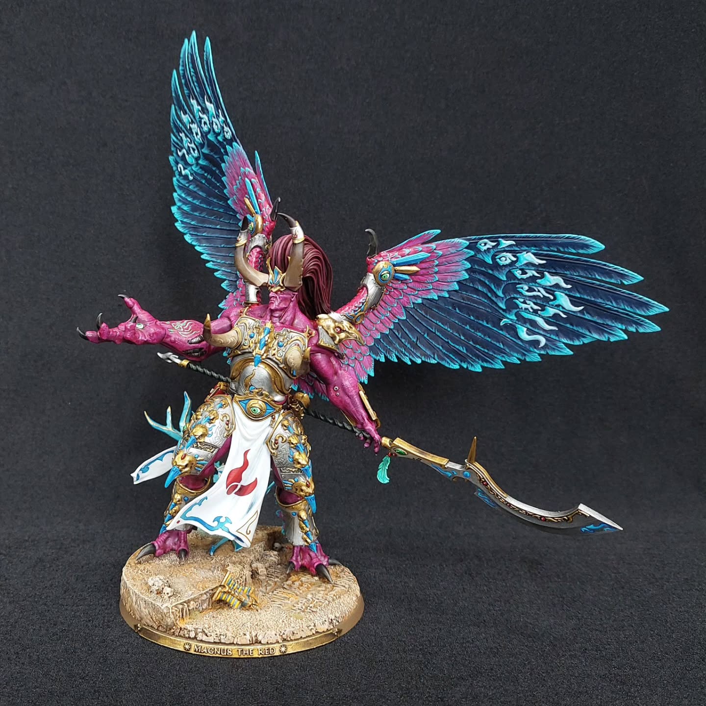 Im finally finished with what felt like one of the greatest ordeals to date.
Almost every part of Magnus felt like painting on hard mode. From red skin to white cloth, feathers to detailing said cloth. Pristine silver to hard to reach areas. This is something I'm very glad to have off my painting table.
Still, very happy with the end result but had to alter the height of one of my display cabinet shelves to fit him in.
#warhammer40k #thousandsons #magnusthered