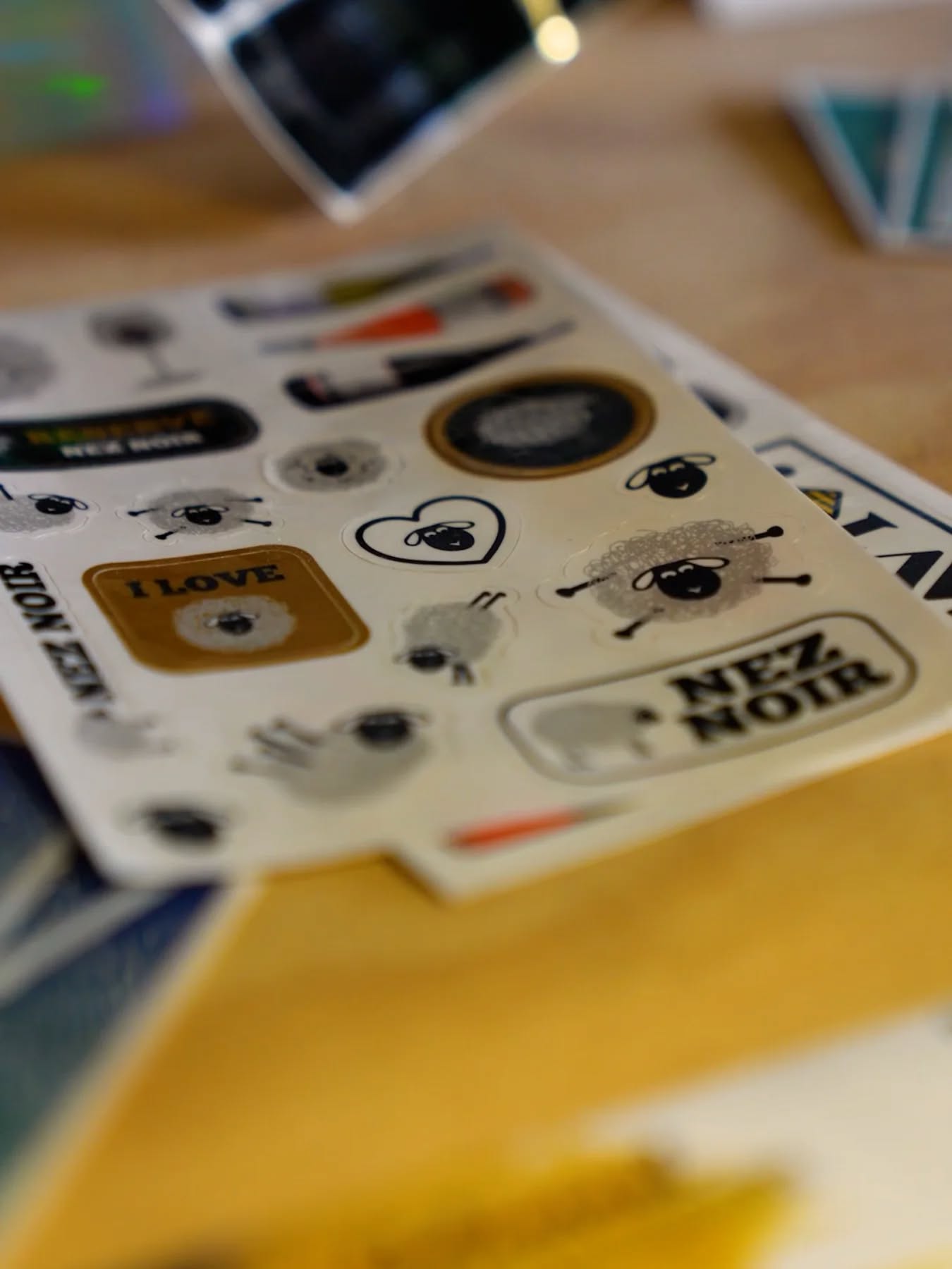 Les stickers personnalisés sont un moyen simple et efficace de faire vivre votre marque partout. Sur un produit, un emballage ou un support promotionnel, ils attirent le regard et renforcent votre identité visuelle.
Formats, formes et finitions sur mesure pour s’adapter à tous vos projets.
Contactez-nous pour créer vos stickers personnalisés.