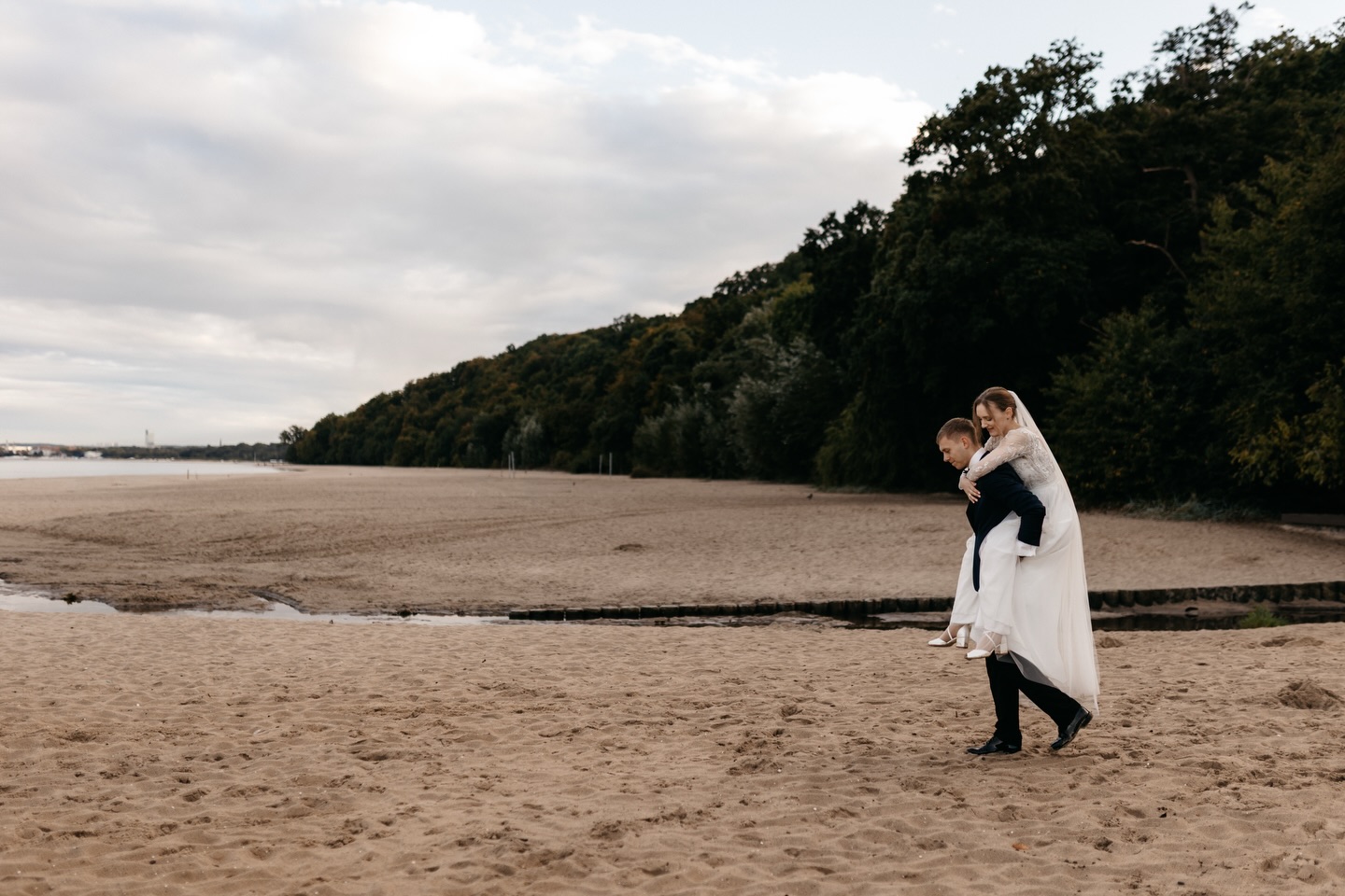 Nie da się ukryć, że sesje na plaży z morzem w tle należą do jednych z moich ulubionych 🤍 W powietrzu czuć, że wiosna rozgaszcza się pomiędzy nami coraz śmielej, więc okazji do takich spotkań będzie zdecydowanie więcej 🌼. Zima była potrzebna, taki czas wycofania, uspokojenia, wyciszenia jest naprawdę wartościowy.
Pięknie stworzony jest ten świat, że pory roku mogą wyznaczać rytm życia. A teraz wszystko budzi się do życia i ja też 🤸♀️… Kto ma ochotę już wyskoczyć spod kocyka? #fotografiarodzinna #fotografelblag #zatokagdanska #wspolnechwile