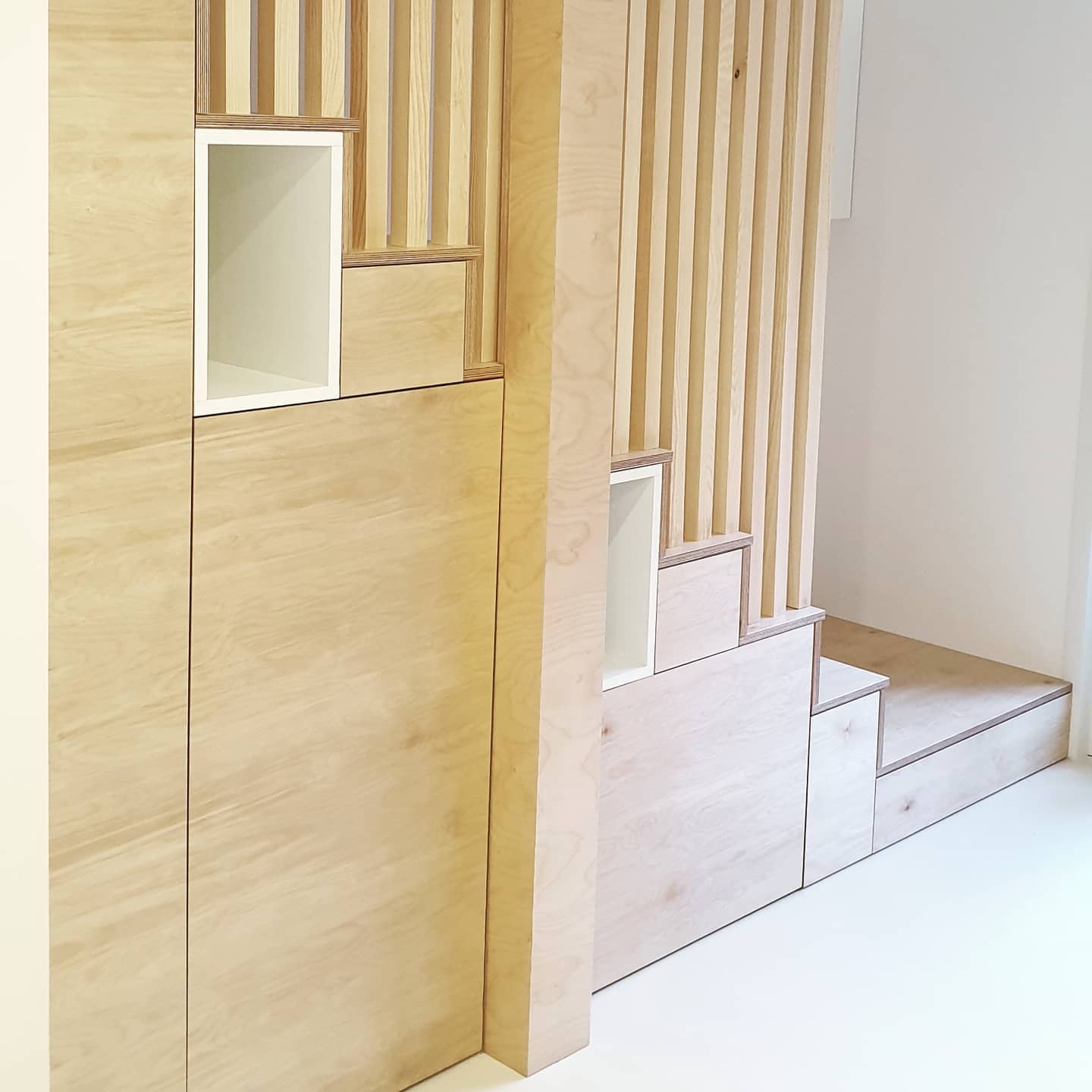 Escalier sur mesure ✌
Fabrication et pose d'un escalier avec rangements intégrés dans un T1 bis afin d'optimiser la place.
Façades et marches en contre-plaqué bouleau, le garde corps en tasseaux est en frêne massif.
Vous aimez ? 😄
@arnaudbiehler_studios
@atelier25_sb
@parlons_bois
#escalier #artisan #mobilier #agencement #agenceur #ebeniste #rangement #renovation #decorationinterieur #architectedinterieur #travaux #bouleau
#contreplaque #frêne #bois #architecturedesign #wood #woodworking #portleucate
#toulouse #lesquisse