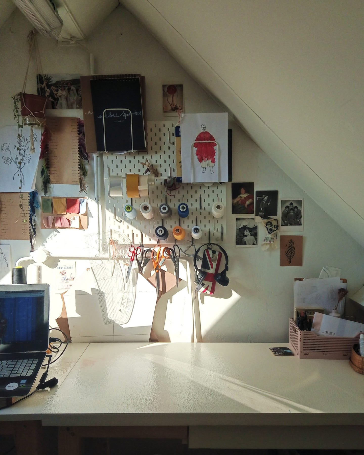 Capturing the studio in the 5 seconds when it's clean and tidy 😅
.
.
.
#smallcreativebusiness #studio #studiospace #creativestudio #duurzaamdesign #duurzamemode #duurzaamekleding #duurzaam #duurzaamondernemen #cleanstudio #duurzaamheid #dutchsustainability #sustainablefashion #sustainable #recycledfashion #fashion #sustainableclothing #smallbusiness #handmade