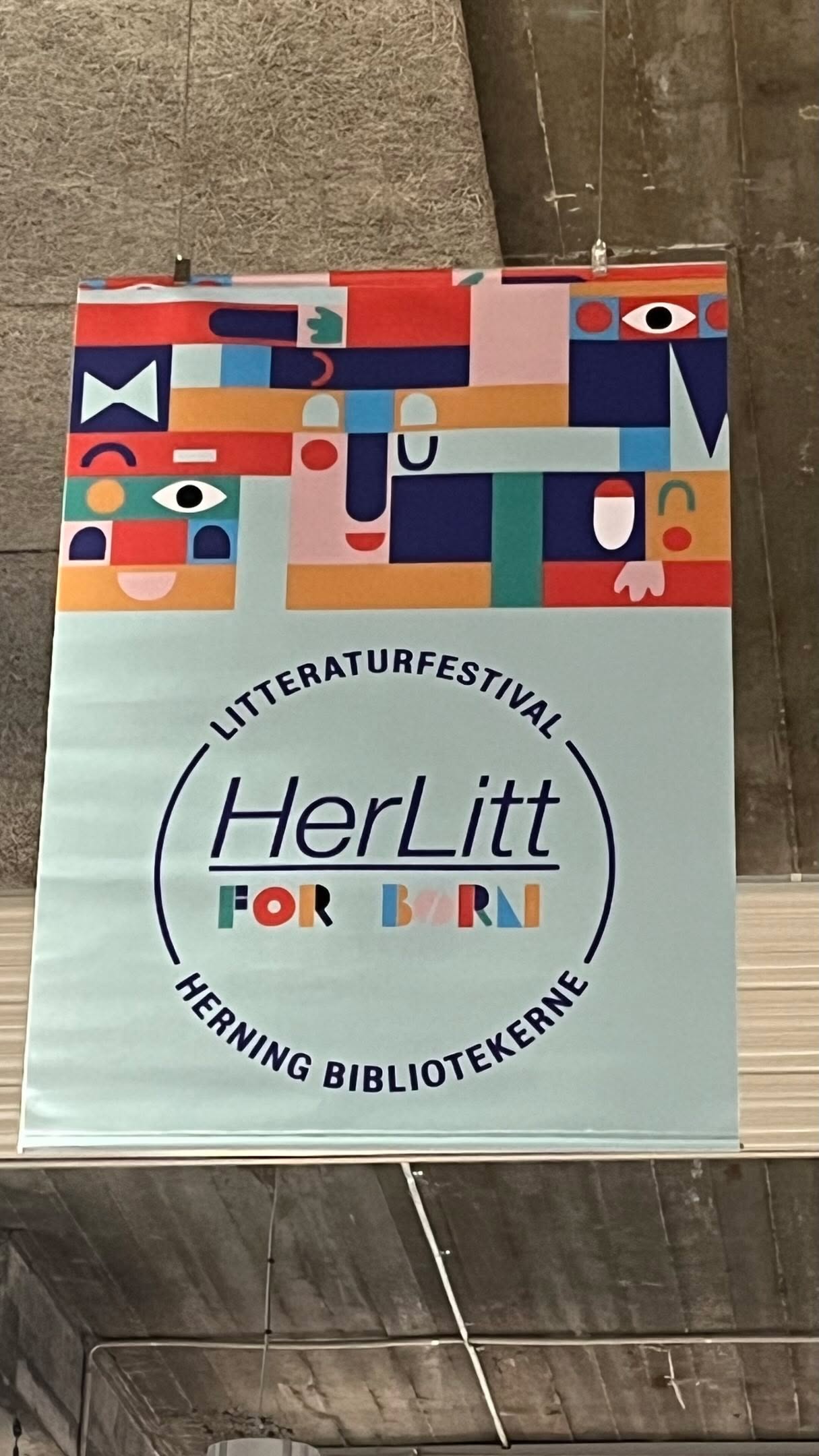 TIRSDAG VAR VI TIL NOGET VILDT SPÆNDENDE PÅ BIBLIOTEKET 😃📚
Eleverne fra både 2., 3., 4. og 6. klasse var med til Den Store Skoledag på Herning Bibliotek - under litteraturfestivalen #HerLitt 😍
Og hvor fik vi dog én på opleveren!
Der var bl.a.:
🧢 Spændende foredrag og workshop med gutterne bag #AnasHashim-bøgerne @bobby_vakili og @mikkeltegner - vildt fedt for 6. klasse at være med til at finde på, tegne, rime og rappe 😃👏
🎭 Teater-workshop, hvor 2. og 3. klasse virkelig hyggede sig med dygtige @thomasxknappe om at vælge rekvisitter og tegne monstre til deres eget univers 👹👾😈
Alle fik fodret fantasien godt og grundigt, takket være alle de dygtige deltagere - kæmpe tak for det 🙏🥰
Og TAK for at arrangere sådan en fed festival @herningbibliotek 🙏👏😃❤️
Vi glæder os allerede til næste gang 😅
#Litteraturfestival #HerningFriskole #EtGodtStedAtLæreVæreOgVokse