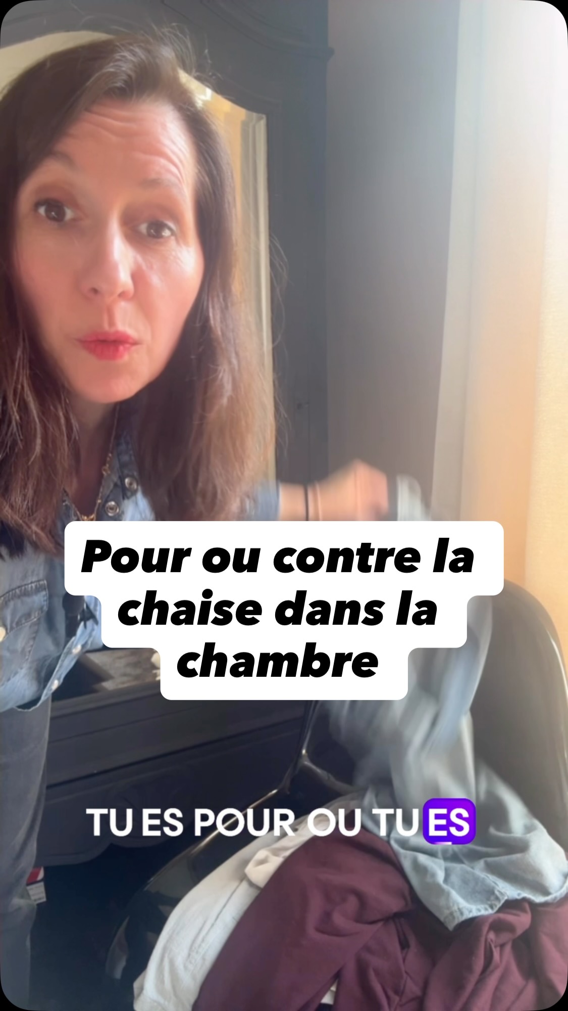 La fameuse chaise dans la chambre…
celle qui récupère les vêtements ni sales ni vraiment propres 😅
Moi je vote POUR la chaise.
Parce que sinon… :
les vêtements finissent par terre.
Si tu refuses l’option « chaise »
voici 3 alternatives simples ( je te donne leurs inconvénients dans la video 😉) :
🧺 une panière pour les vêtements “entre deux”
🪑 un coffre-banc pour cacher le bazar
👚 une petite penderie pour suspendre ce qui peut l’être
Et toi ?
Team chaise ou team chambre nickel ?
Je veux bien voir ta réponse en commentaire 👇
Sandra
Home Organizer passionnée 💛
#homeorganiserlyon
#homeorganiser
#organisationmaison
#rangementmaison
#homeorganiserbysandra
sandrafadin