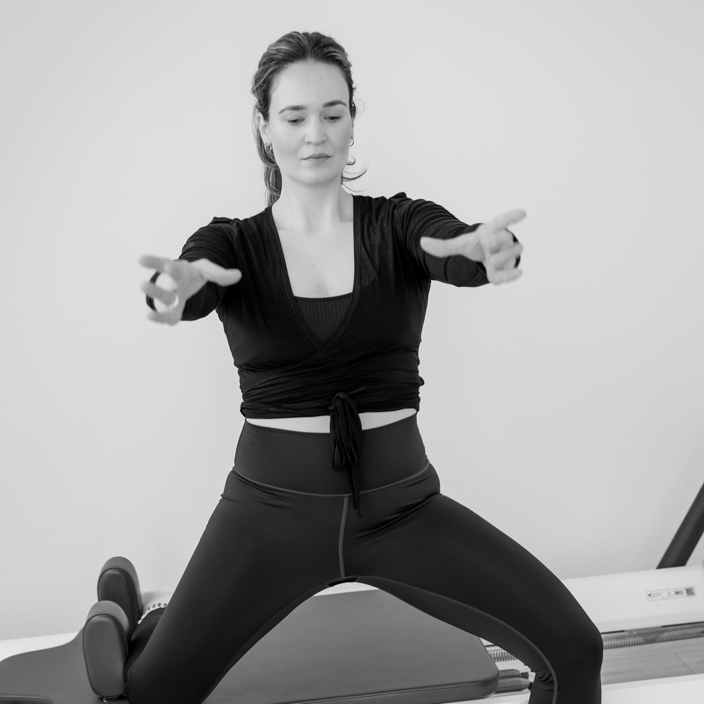 Was es heißt, im Studio A zu trainieren:
Wir sind keine Kette, kein Pilates-Riese, wir sind bewusst klein, persönlich und mit Herz geführt 🩶
Exklusiv sechs Personen pro Session, damit du dich gesehen und begleitet fühlst. Wir möchten dich kennenlernen, deine Geschichte, uns mit dir austauschen, lachen, schwitzen, stärker werden.
Ein Pilates Training so gestaltet, damit du dich wohl fühlst.
Wir freuen uns, dass du da bist! 🩶
Anna & das Studio A Team
#pilates #reformerpilates #yoga #modernpilates #greven
Foto @laura_korte_fotografie @lk_marketingcontentcreation