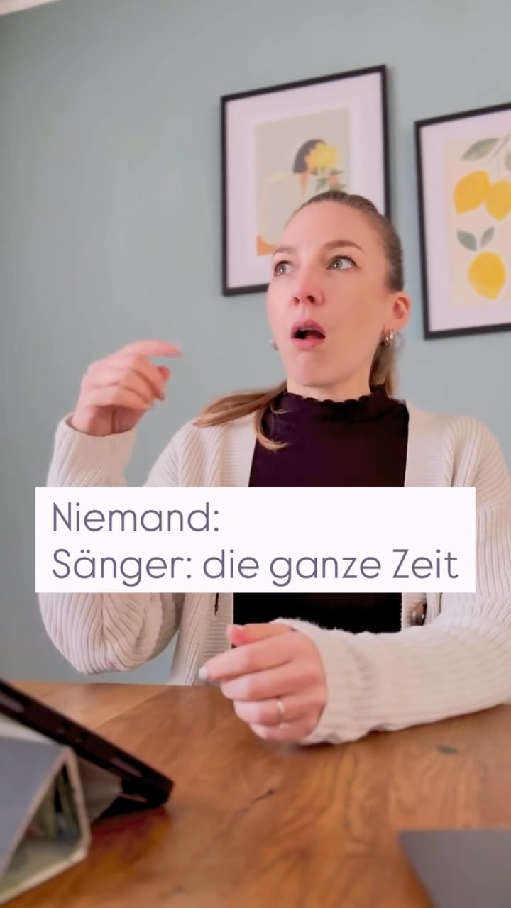 Was für Außenstehende komplett absurd klingt, gehört für uns einfach zum Alltag.
Vocal Warm-ups sehen und hören sich manchmal… speziell an. 😄
Aber genau damit wird die Stimme beweglich, belastbar und bereit für Bühne oder Unterricht.
#Gesang #VocalWarmup #Sängerleben #Gesangsunterricht