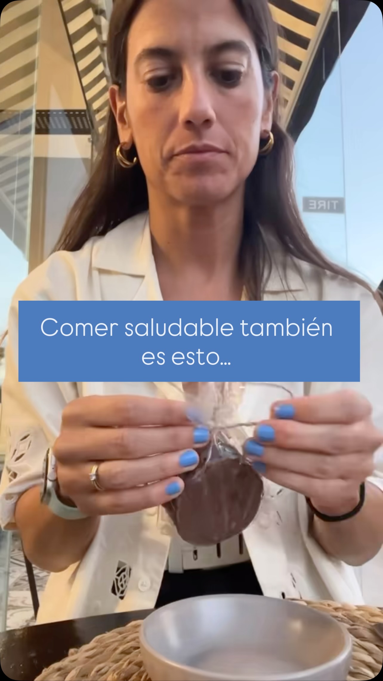 Esto también forma parte de una alimentación saludable ✨🤍
➡️ Muchas veces pensamos que para comer bien tenemos que dejar de lado ciertos alimentos. Pero construir hábitos saludables también implica dejar de ver la comida como “permitida” o “prohibida”.
🍫 Comer un alfajor también puede formar parte de una alimentación equilibrada. Porque aprender a relacionarnos con la comida desde un lugar más flexible es parte del proceso 💫
Si estás buscando este camino, yo como nutricionista y celíaca te puedo acompañar en este proceso para que puedas crear hábitos saludables sin hacer dieta 💚
Escribime por mensaje privado y hablamos por ahí 😊
➖➖➖➖➖➖➖➖➖➖➖➖➖➖➖➖
📚 Metodología ➡️ Creando hábitos, no dietas
📩 jacinta@nutricionequilibrio.com.uy
📲 098 408 043
🌎 Www.jacicubasnutricion.com
#relacionconlacomida #nutricionista #habitossaludables #nodietas #celiacos