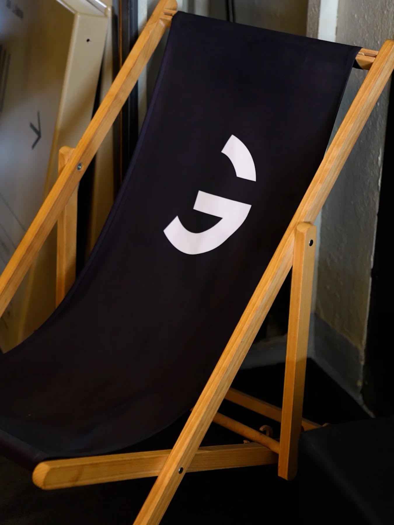 Installez-vous, détendez-vous… et laissez votre marque prendre place.
Ce transat publicitaire allie confort et visibilité pour créer un espace accueillant qui attire naturellement le regard. Idéal pour les événements, terrasses, salons ou espaces de détente, il transforme chaque moment de pause en véritable opportunité de communication.
Offrez à votre marque un siège de choix.
Contactez-nous dès maintenant pour créer votre transat personnalisé !