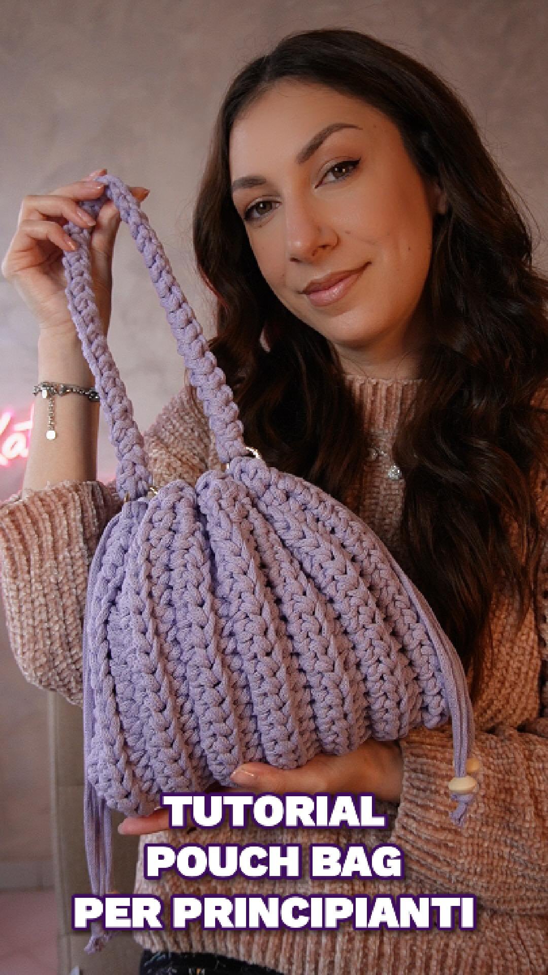 Sogni la Pouch Bag dei desideri ma sei alle prime armi? ☁️💜
Basta stress con aumenti infiniti e basi ovali che non vengono mai dritte! Ti svelo un segreto: questa borsa si realizza con UN SOLO PANNELLO rettangolare. Sì, hai letto bene! 😱
Ho rivisitato il trend del momento per renderlo:
✅ Veloce: la finisci in un pomeriggio.
✅ Semplice: niente schemi complicati, solo puro relax.
✅ Super Chic: il punto in costa le dà quel movimento pazzesco che vedi nel video.
È il progetto perfetto se vuoi un accessorio nuovo da sfoggiare subito o se vuoi fare un regalo fatto a mano che lasci a bocca aperta🤩
🎬 Il TUTORIAL COMPLETO ti aspetta sul mio canale YouTube (link in bio!) Corri a vederlo!✨
❣️Visita il mio blog www.katyhandmade.com per schemi dettagliati e tutorial per mancini.
•••
#uncinetto #crochet #crochetinspiration #borseuncinetto #crochetbag