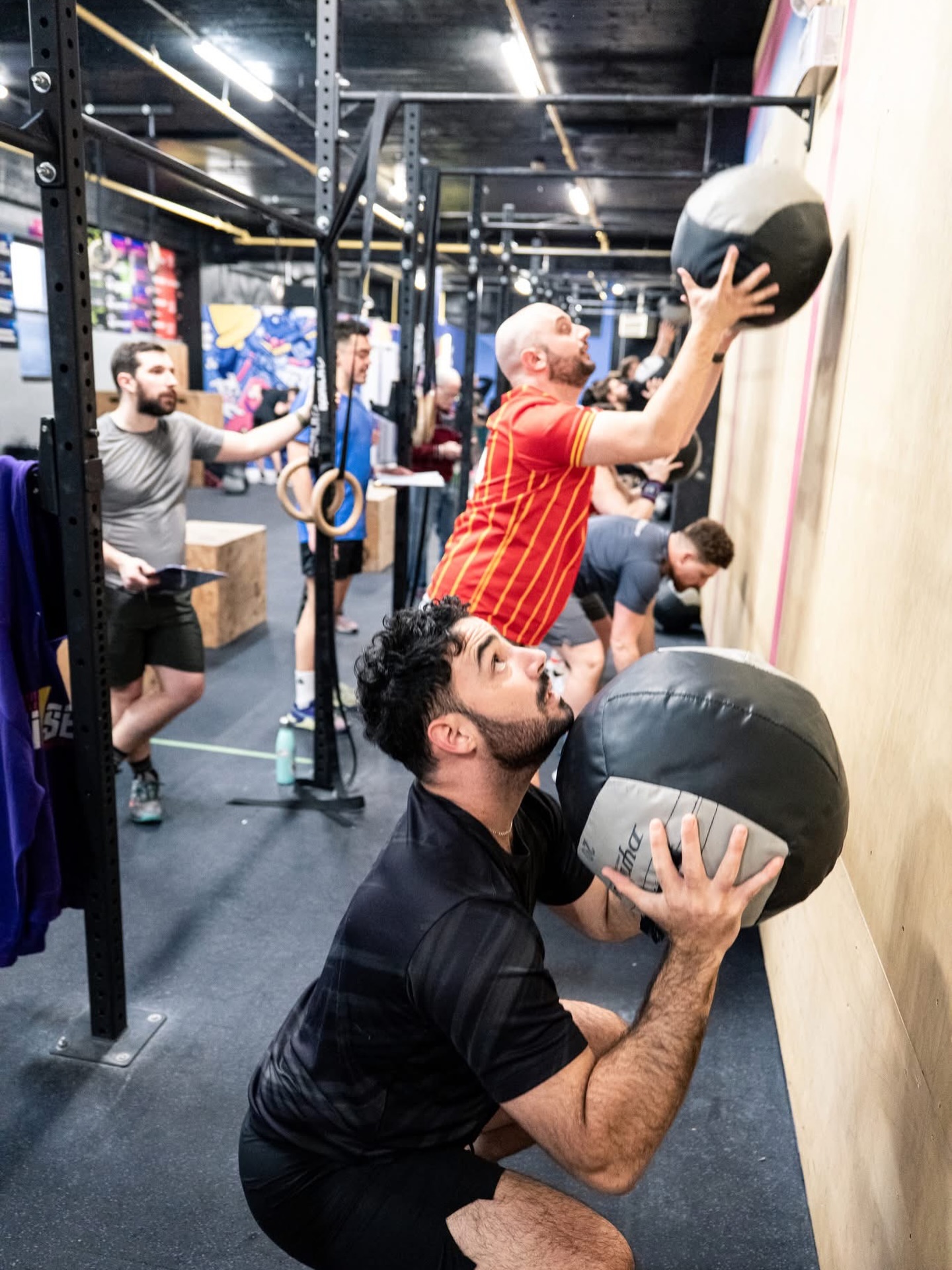 📅🔥 Rendez-vous ce vendredi pour le dernier WOD de l’Open ! 🔥📅
Si vous avez manqué les précédents, ne ratez surtout pas celui-ci pour venir profiter de la superbe ambiance de notre communauté. 💪⚡
Et pour célébrer la fin de cet événement comme il se doit, on vous invite à rester après l’entraînement pour un potluck tous ensemble. 🍕🥗🍰
Apportez quelque chose à partager et venez passer un bon moment avec la gang !
On a hâte de vous voir ! 🙌⚡
📸 @manon.photopro @thomasfaso 📸