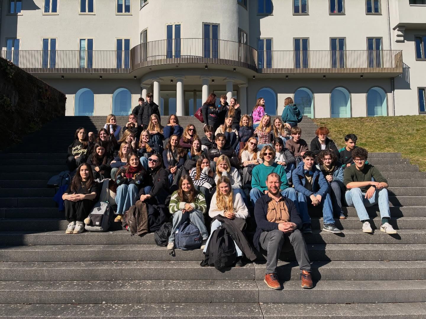 Viele sonnige Grüße aus Eupen! ☀️
Vorige week maandag trokken alle leerlingen van de tweede en derde graad Moderne Talen richting de hoofdstad van de Duitstalige Gemeenschap in België: Eupen!
We namen een kijkje achter de schermen van het parlement, bezochten de Belgischer Rundfunk (publieke omroep) en ontdekten de stad via allerlei leuke en uitdagende opdrachten. Een dag vol taal, cultuur en nieuwe indrukken.
En alsof dat nog niet genoeg was, zorgde het heerlijke zonnetje voor een Sahnehäubchen - de kers op de taart van een prachtige dag!