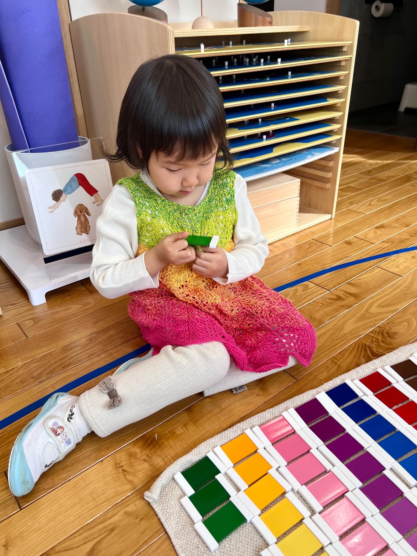 In Montessori, the senses are trained with intention. Grading shades of colour, distinguishing subtle sound differences, feeling variations in texture – these experiences sharpen perception and deepen awareness. Through repetition and refinement, children begin to notice the world more carefully and more confidently.
Save for Montessori insight!