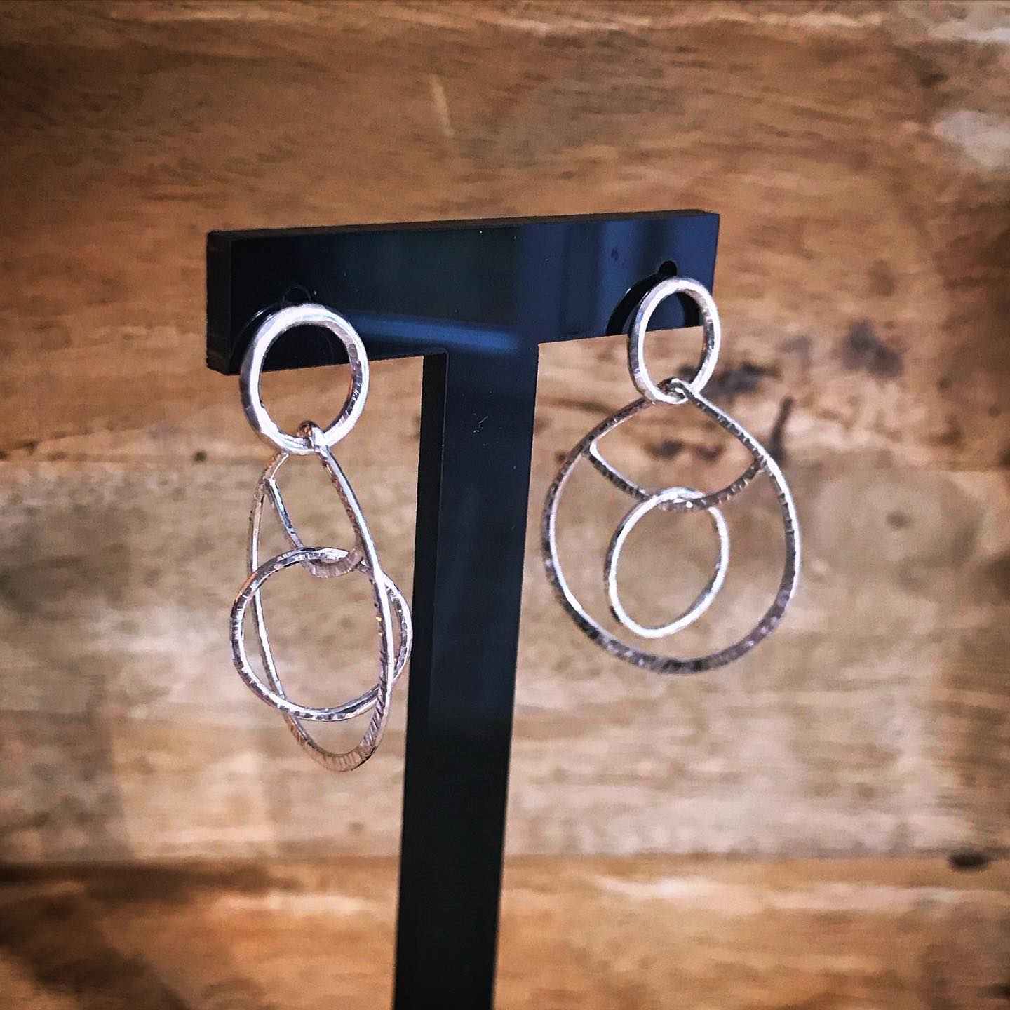 Boucles d’oreilles pendantes entremêlées martelées en argent massif 🍂
.
Conçues en argent massif, chaque pièce est martelée à la main, créant des textures uniques qui captent et reflètent la lumière avec délicatesse.
Avec leur design intemporel et leur touche de modernité, elles subliment votre style, que ce soit pour une tenue du quotidien ou une soirée spéciale.
🌿 Fait main avec passion
🌟 100% argent 925
🤍 Chaque paire est unique, comme vous
.
.
.
#artisane #handmadejewelry #bijouxcreateur #faitmain #bijoux #loireatlantique #labaule #presquileguerandaise #earings #argent925 #bijouxargent