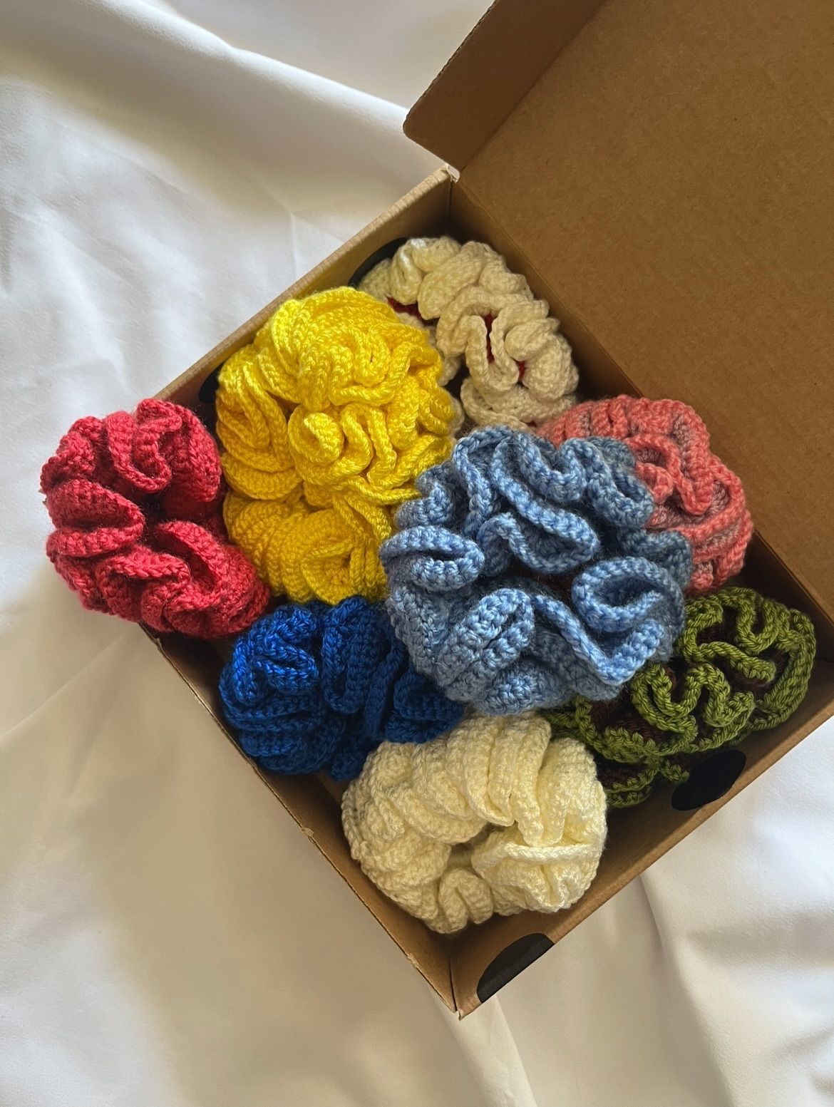 scrunchies 💫
realizzati a mano in cotone, morbidi e delicati sui capelli.
voluminosi, leggeri e perfetti per raccogliere i capelli con semplicità.
disponibili in diverse colorazioni.