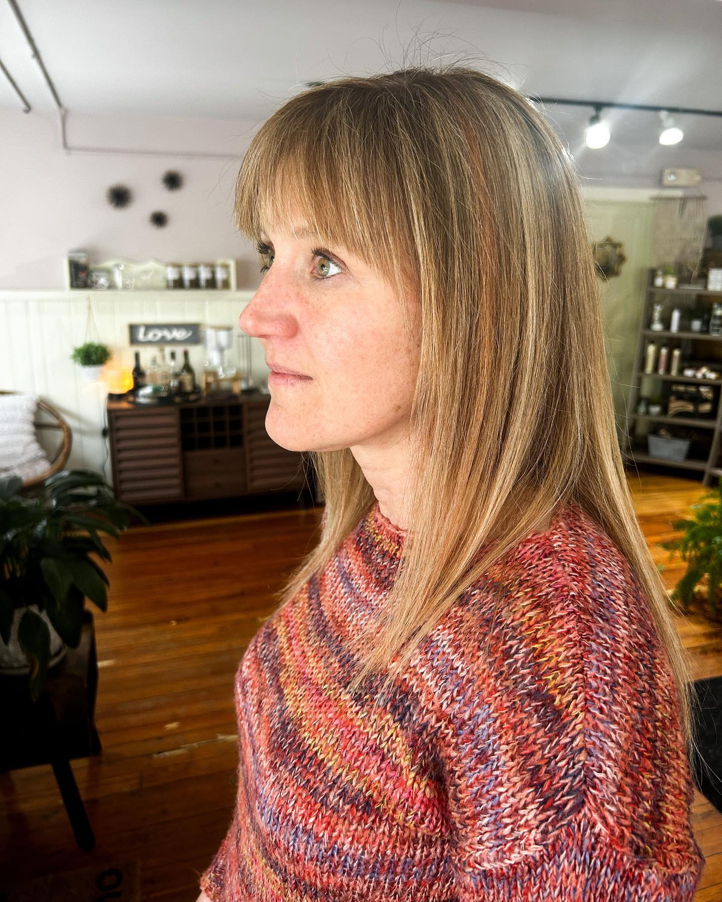 A subtle pop of color for a fun springtime addition to your hair! Color and cut done by Justine.
.
.
.
.
.
#Salon #EastbayRI #2023hairtrends #DavinesSalon #WarrenRI #hairartist #WarrenRhodeIsland #RIhairsalon #RIhairstylist #shareyourbliss #ananda #rhodeislandstylist #rhodeislandhair #brightandwarm #itsallinthedetails #2023blonde #rejuvenate #refresh #2023hairgoals #2023hair #blondehairinspo #blondehair #blondehighlights #blonde #popofcolor #pinkpops #spring #springtimehair #springhair