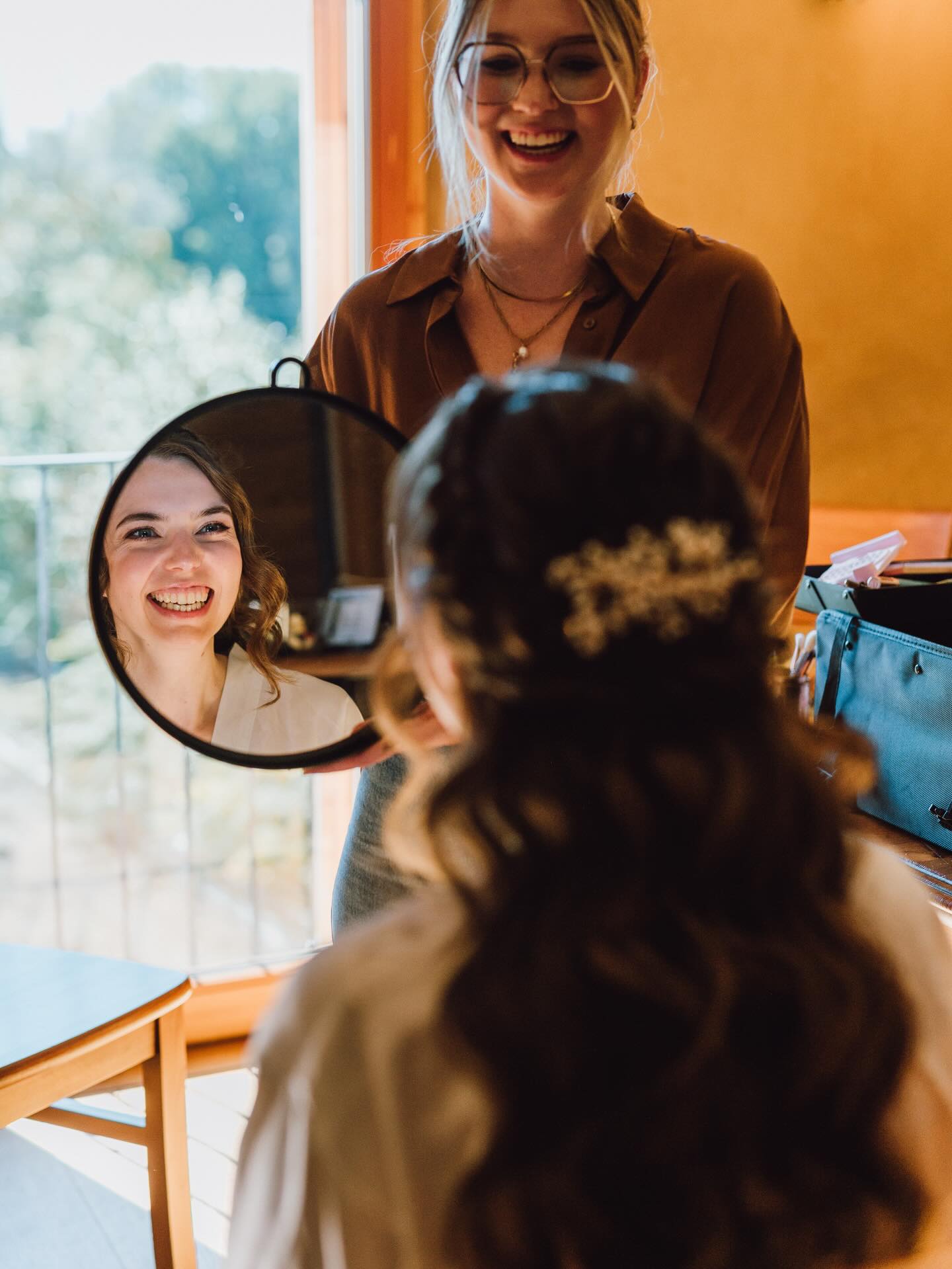 𝘔𝘦𝘩𝘳 𝘢𝘭𝘴 𝘯𝘶𝘳 𝘍𝘪𝘯𝘪𝘴𝘩𝘪𝘯𝘨 𝘛𝘰𝘶𝘤𝘩𝘦𝘴 – 𝘥𝘦𝘪𝘯 𝘨𝘢𝘯𝘻 𝘣𝘦𝘴𝘰𝘯𝘥𝘦𝘳𝘦𝘳 𝘔𝘰𝘮𝘦𝘯𝘵 🤍
Kurz vor dem großen Auftritt, wenn das Kleid sitzt und das Make-up perfektioniert wird – genau diese letzten Minuten machen das Getting Ready so magisch. ✨
Wir sind an deiner Seite für die finalen Handgriffe, die dich nicht nur optisch vollenden, sondern dir auch ein sicheres, schönes Gefühl geben.
Denn für uns zählt nicht nur dein Look, sondern dein Strahlen – in voller Ruhe, voller Vorfreude, ganz du selbst.
📍Mobil vor Ort, wo du uns brauchst – ob Zuhause, im Hotel oder an deiner Hochzeitslocation.
📅 Termine samstags & für Eventstylings auf Anfrage – individuell auf dich abgestimmt.