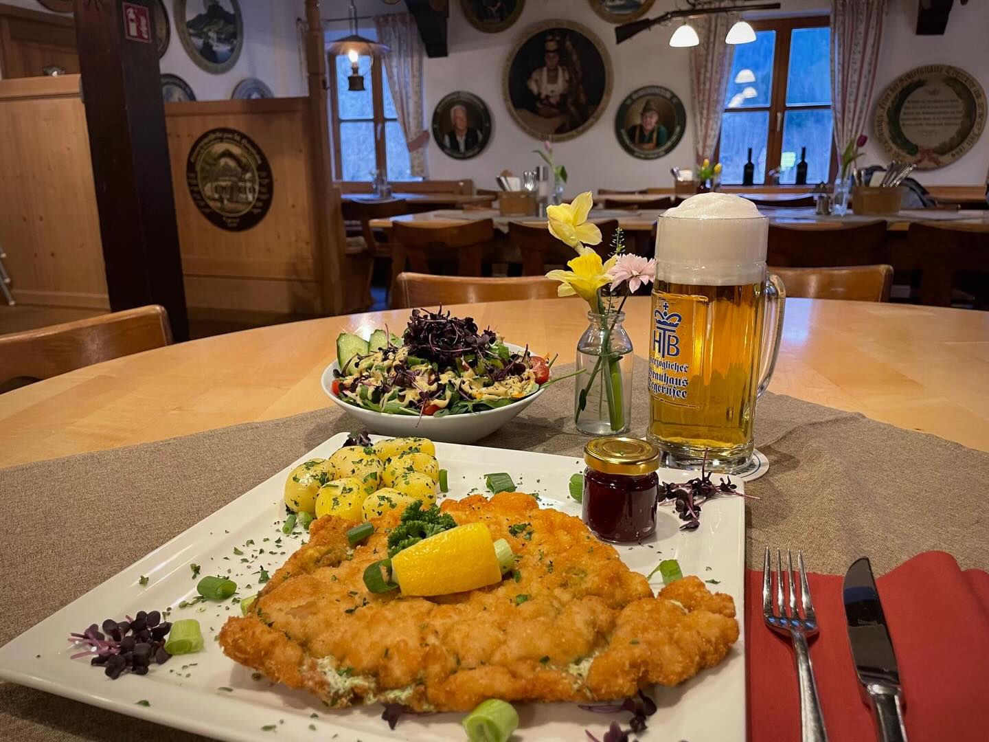 Wir haben wieder geöffnet und freuen uns auf die Bärlauchzeit! Brandneu und sakrisch guad: Unser Frühlingsschnitzel mit Bärlauch-Frischkäse 🌿
Knuspriges Schnitzel trifft auf eine cremig-würzige Bärlauch-Frischkäse-Kreation – frisch, aromatisch und perfekt für die Bärlauchsaison.
Kommt vorbei und genießt ein Stück Frühling auf dem Teller!
Wir freuen uns auf euch!
#Frühlingsküche #Bärlauchzeit #Schnitzelliebe #Genussmoment
#tegernsee tegernseeerleben tegernseetal tegernseelove bayerischeküche