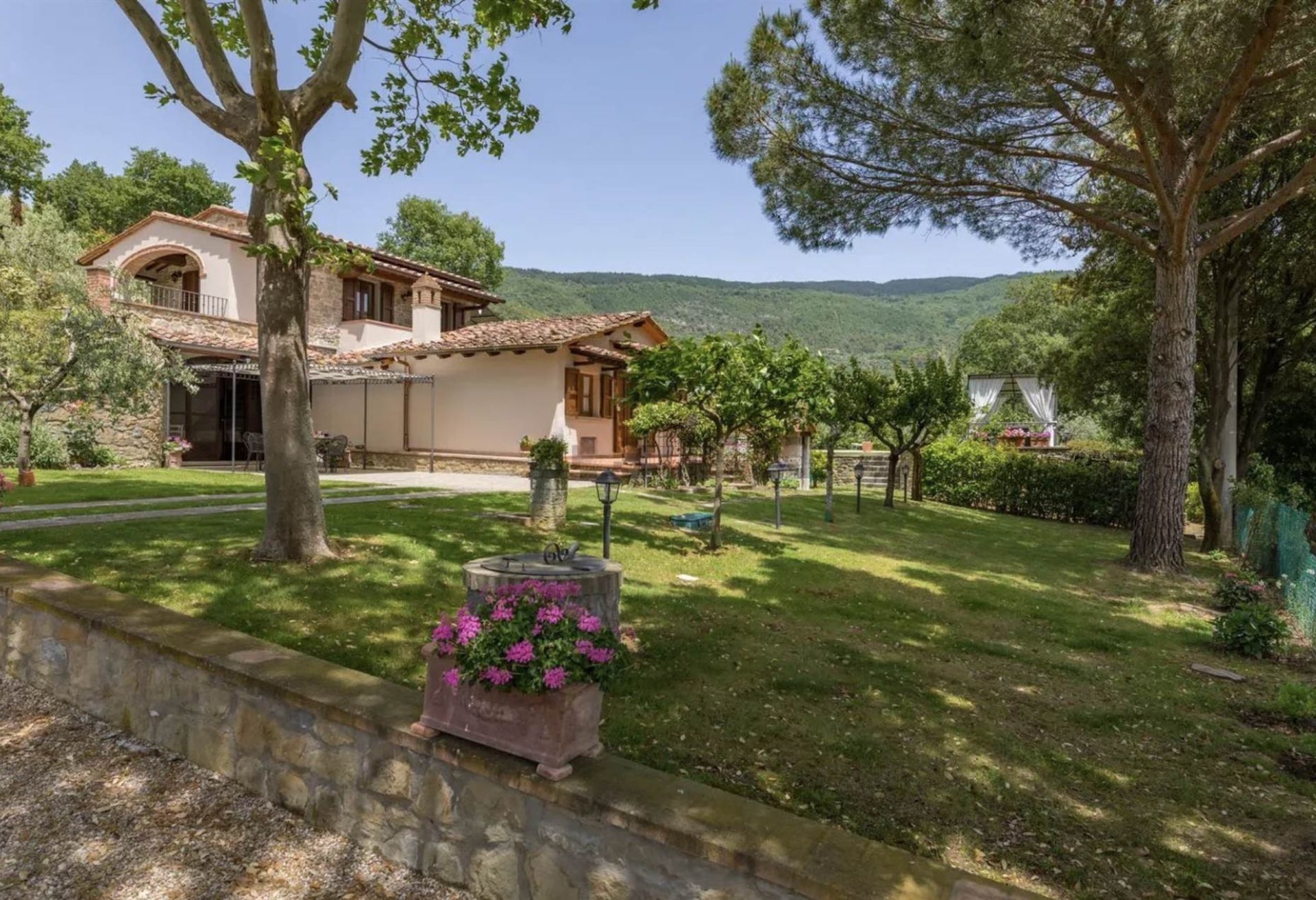 Luxury meets efficiency in the heart of Tuscany. 🇮🇹
Step inside this stunningly restored farmhouse in Valdichiana. From the private loggia to the massive swimming pool and vegetable garden, every detail has been perfected.
✨ Key Features:
3,490 sqm of landscaped grounds
Panoramic terraces with valley views
Fully equipped BBQ for al fresco dining
Energy Class B (Comfort + Savings!)
DM or comment for more info
#TuscanyRealEstate #VillaTour #ItalianHome #RealEstateInvesting #LuxuryLiving #Valdichiana