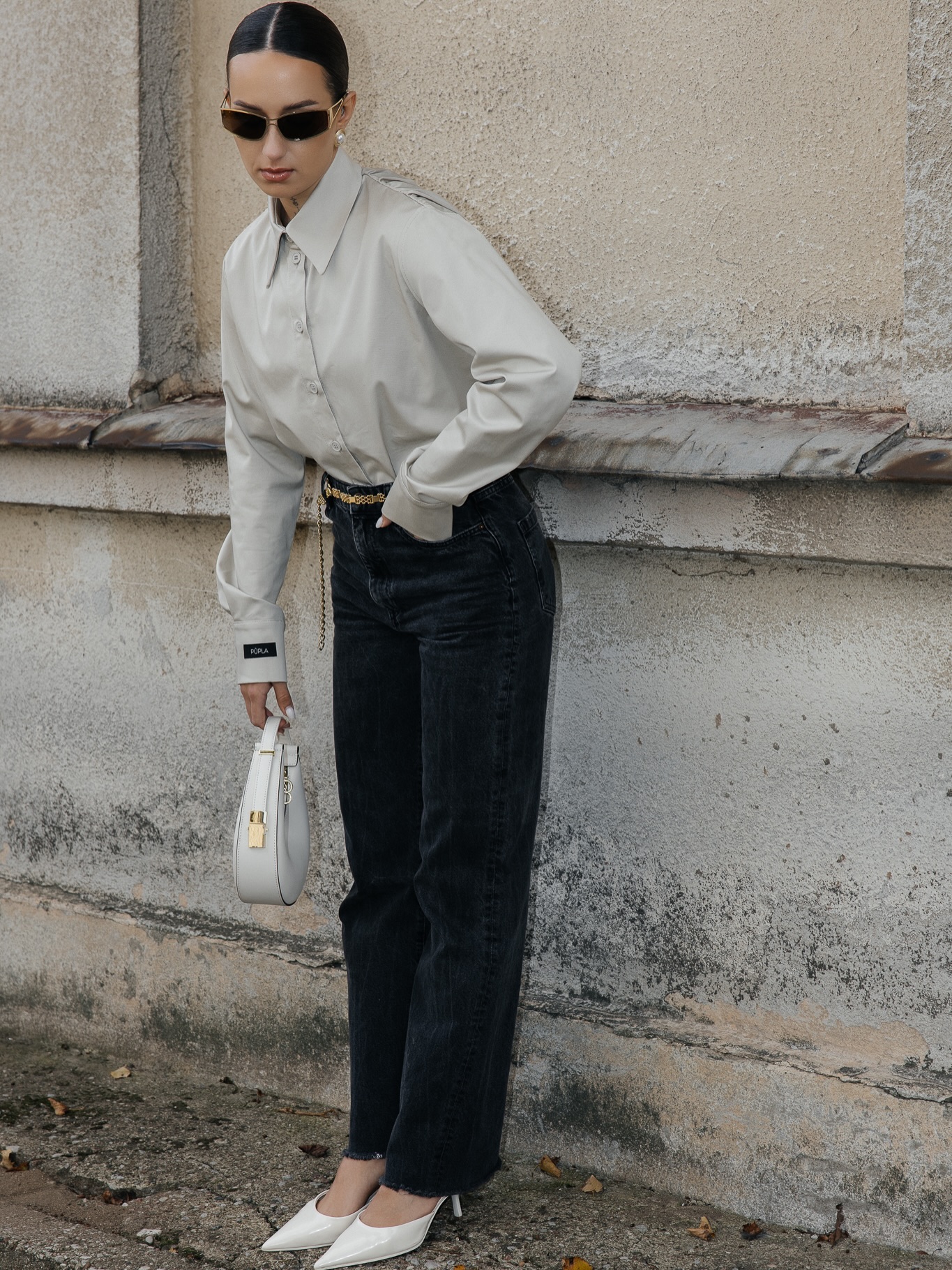 Tikrai ne kartą esu minėjusi, kad man patinka drabužiai su išskirtiniais akcentais, detalėmis. Dažnu atveju jie būna klasikinio kirpimo, kad būtų galimi vilkėti kasdien, bet turi cinkelį, kuris juos kasdienybėje padaro labiau matomus 🙂↔️
Vienas iš tokių kūrinių yra marškiniai FRAME. Klasikinis, vos padidintas marškinių modelis, kurio klasikinė lygi papetė virto raukiniais 🤫
Iš priekio - neįtartum nieko, tačiau pažvelgus į nugarą negali nepastebėti tokio paprasto, bet unikalaus konstrukcinio sprendimo 🙌
Stiliste: @stiliste.monika.janutiene
Fotografė: @sandra_jurgilaite
Modelis: @monikanorb