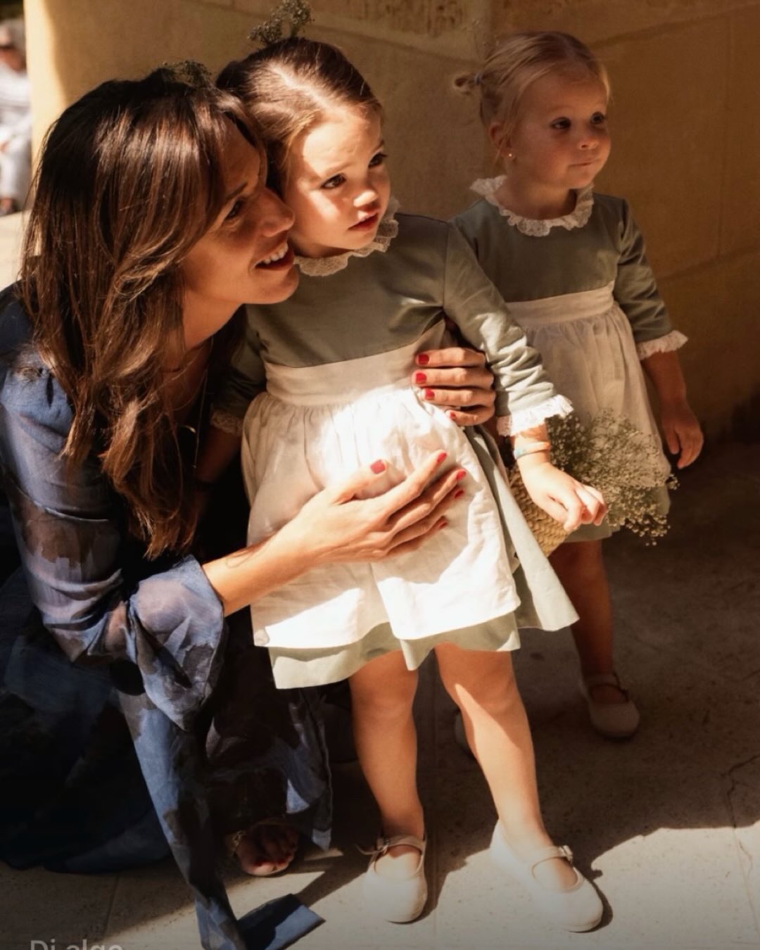 ¡Como son de bonitas estas fotos y como están las niñas con el vestido modelo Florencia y los zapatos de @zapatosminishoes ♥️♥️♥️