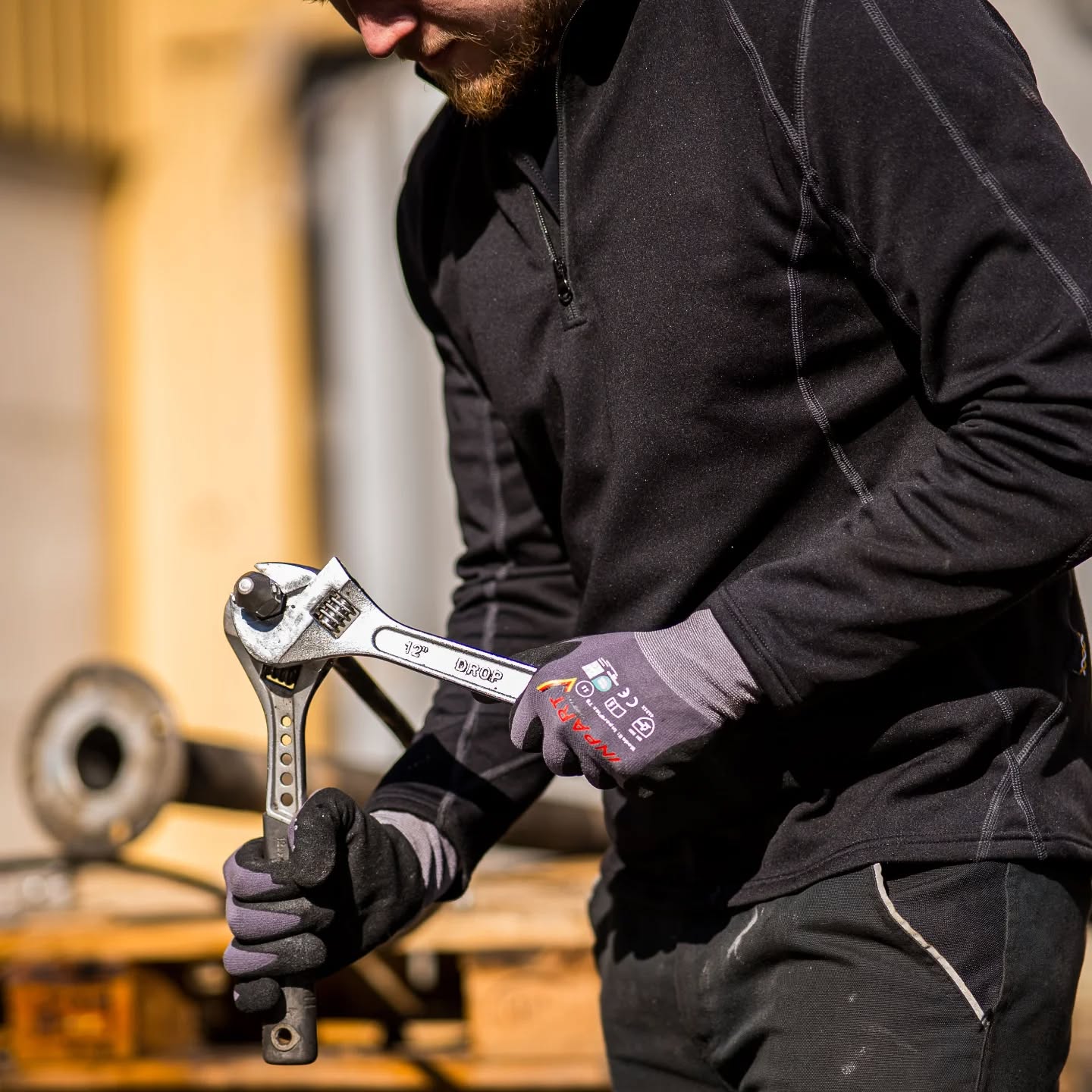 Für Alle, die hart arbeiten – und trotzdem präzise bleiben.
Wenn der Job alles fordert, brauchst du Ausrüstung, auf die du dich verlassen kannst.
Die INPART FlexTS Arbeitshandschuhe mit 100 % Nitrilbeschichtung bieten starken Grip, hohe Abriebfestigkeit und zuverlässigen Schutz – selbst bei anspruchsvollen Arbeiten.
Ob Werkstatt, Montage oder Baustelle:
Diese Handschuhe geben dir die Kontrolle über jedes Werkzeug und die Präzision, die echte Profis brauchen.
INPART FlexTS – gemacht für harte Arbeit.
#inpart #flexts #workgloves #handwerk #werkstatt baustelle mechaniclife hartearbeit präzision workwear