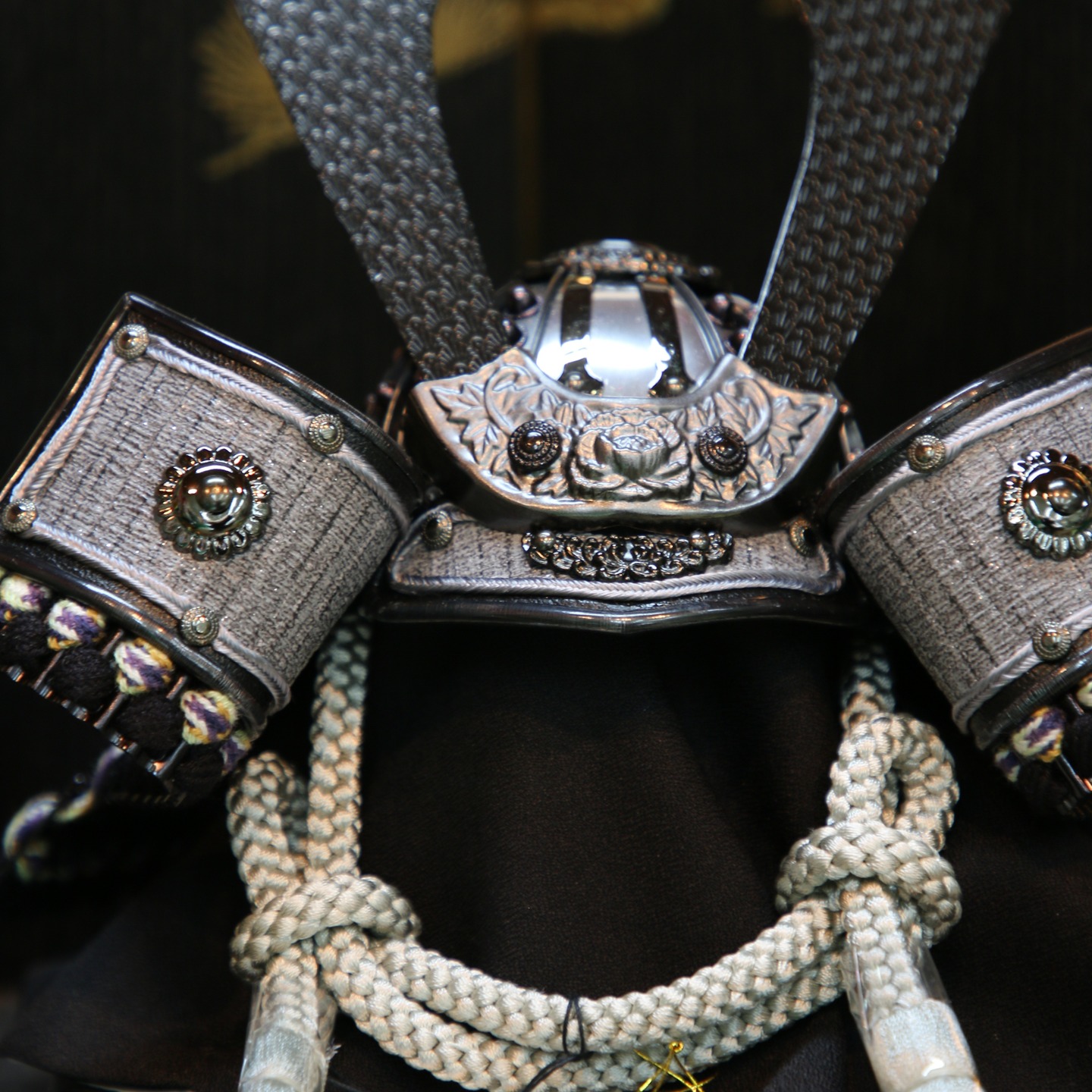 黒糸縅兜
#ケース修理 #京人形 #五月人形 #人形ケース #雛人形 #木目込人形 #桂人形店