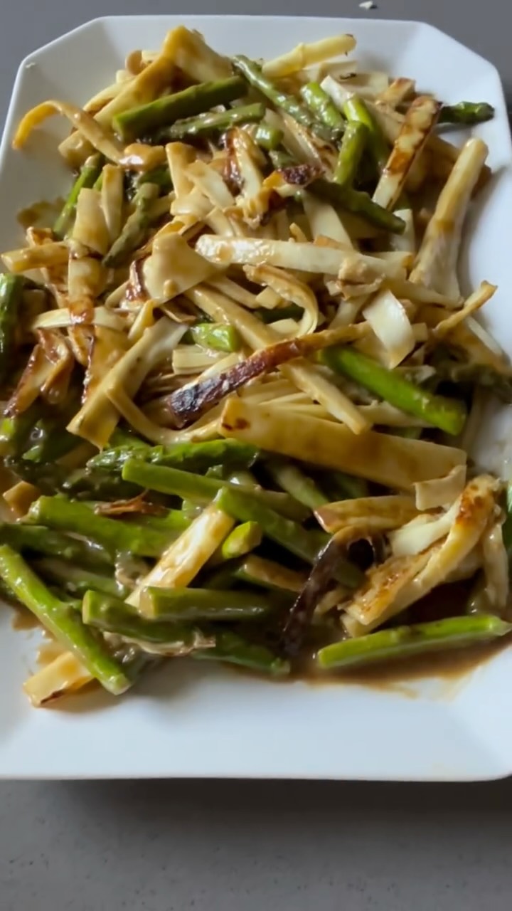Asar las verduras cambia por completo su sabor!
Y en especial esta combinación me fascina! 😍
El aderezo cremoso balsámico vale toda la pena para esta receta como para muchas ensaladas: así que escribe ADEREZO y te lo mando!
Receta
Abre dos latas de palmitos
Parte todos los palmitos a lo largo
Corta espárragos en 3
Asa las verduras en un sartén caliente y con aceite de oliva
Mezcla con el aderezo cremoso de balsámico
Y listo!
Tienes una verduras con sabor rostizado y un sabor espectacular!