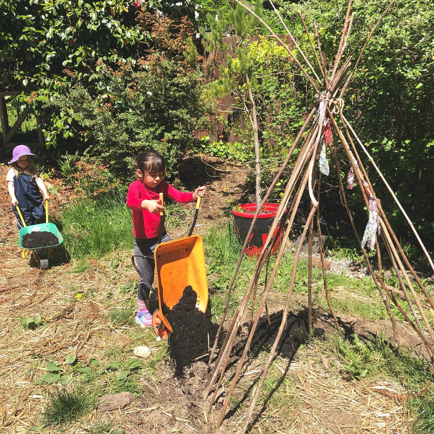 On a recent sunny day our whole crew worked together to move compost to surround our bean tepee in preparation for planting seeds. It was an exciting day filled with great teamwork, discovering lots of amazing mushrooms, meeting many colorful spider friends and using wheelbarrows, which is always a hit! š±